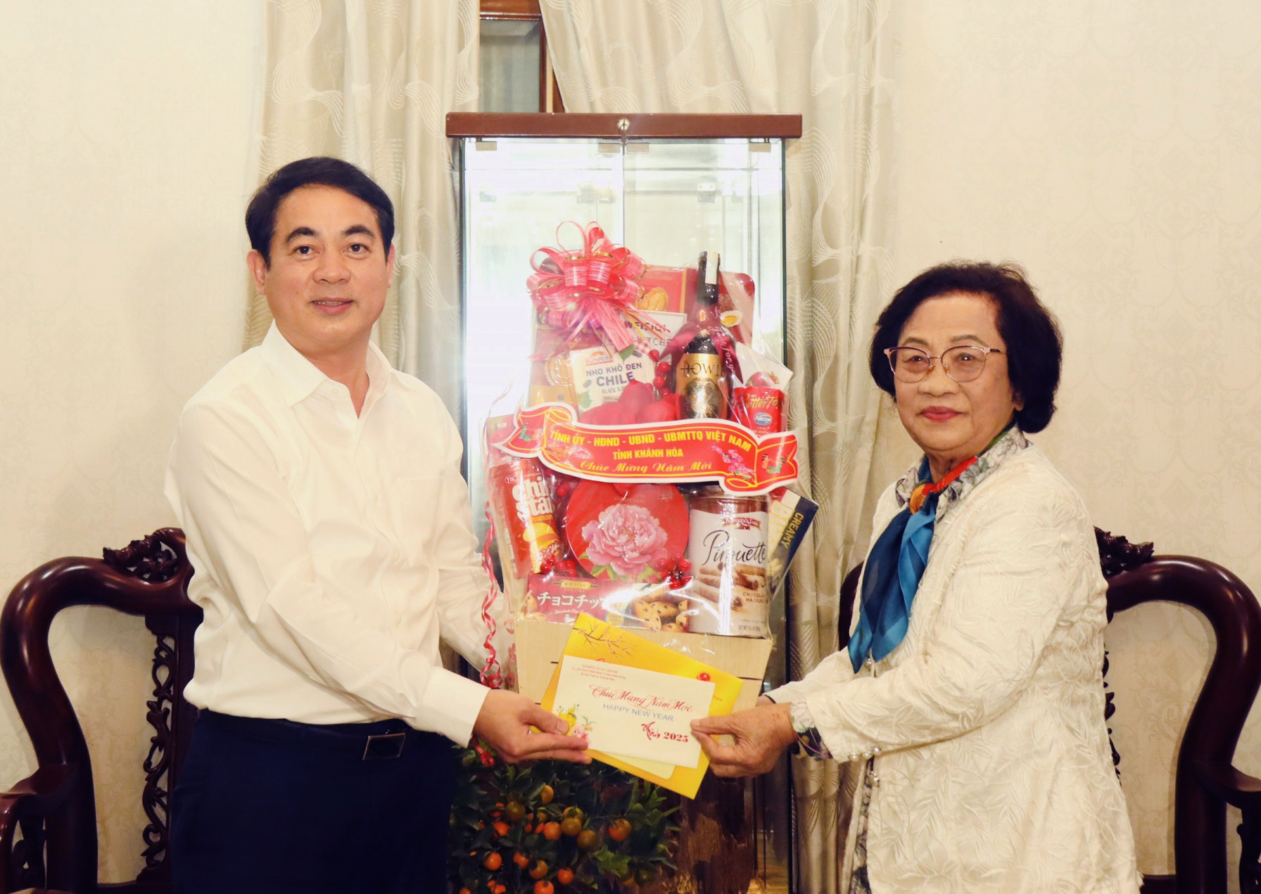 Bí thư Tỉnh ủy Nghiêm Xuân Thành thăm gia đình các cán bộ nguyên lãnh đạo tỉnh qua các thời kỳ