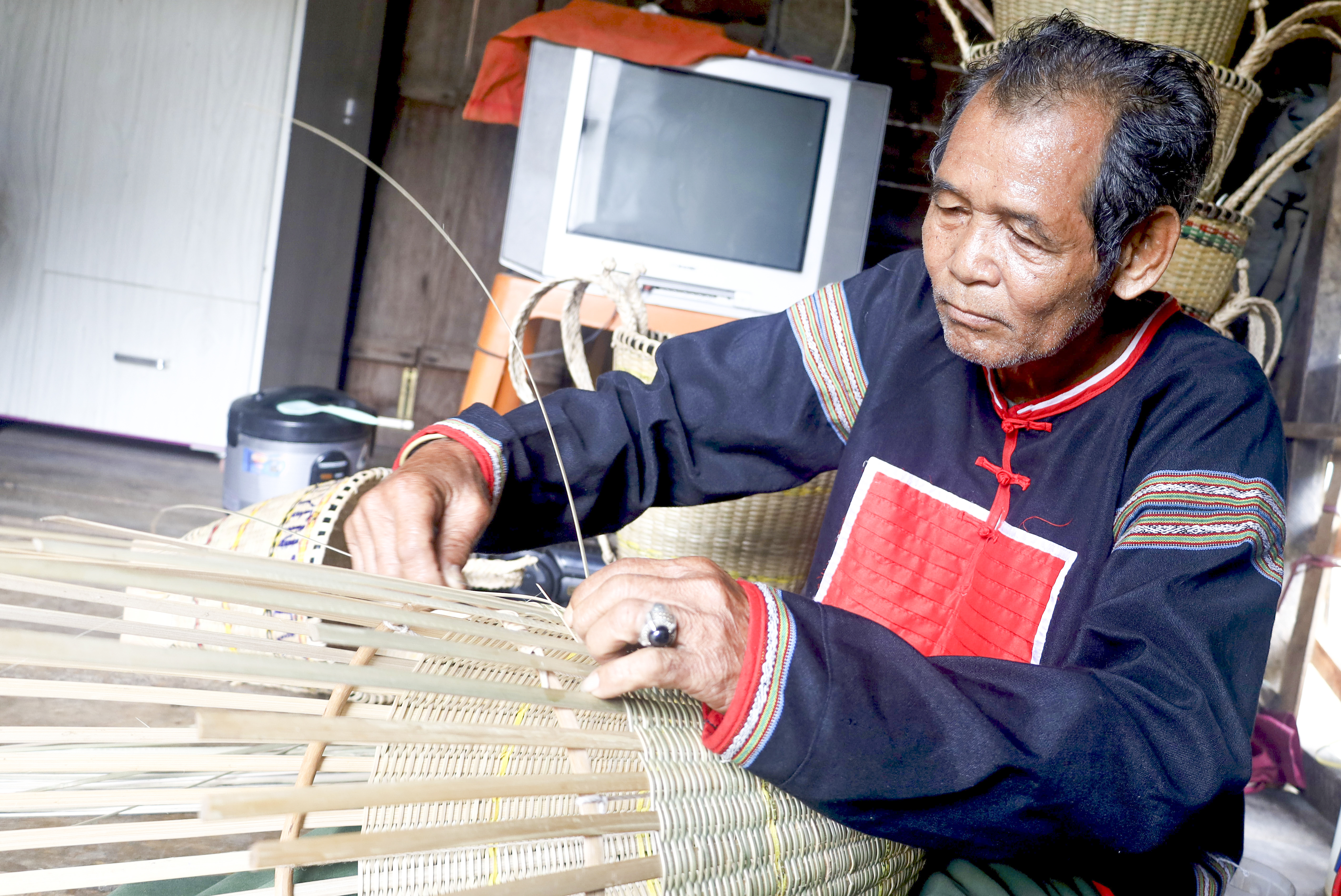 Giữ nghề đan gùi truyền thống