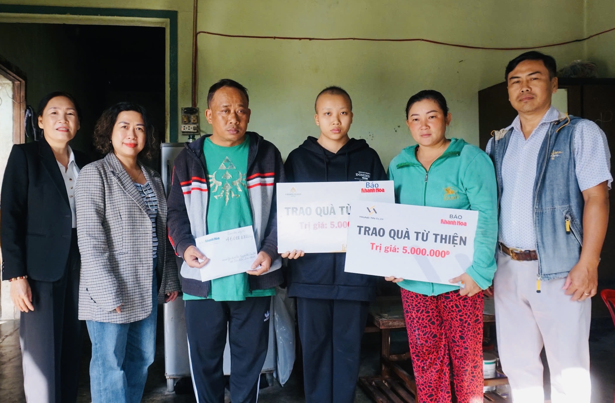 Đại diện các đơn vị trao tiền ủng hộ cho gia đình em Võ Hoàng Thảo Uyên