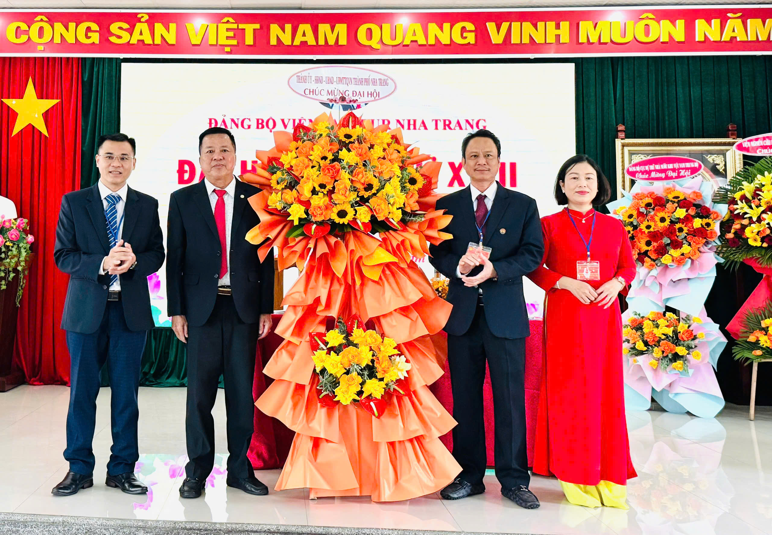 Đại điện lãnh đạo TP.Nha Trang tặng hoa chúc mừng Đại hội Đại biểu Đảng bộ Viện Pasteur Nha Trang, lần thứ XVIII