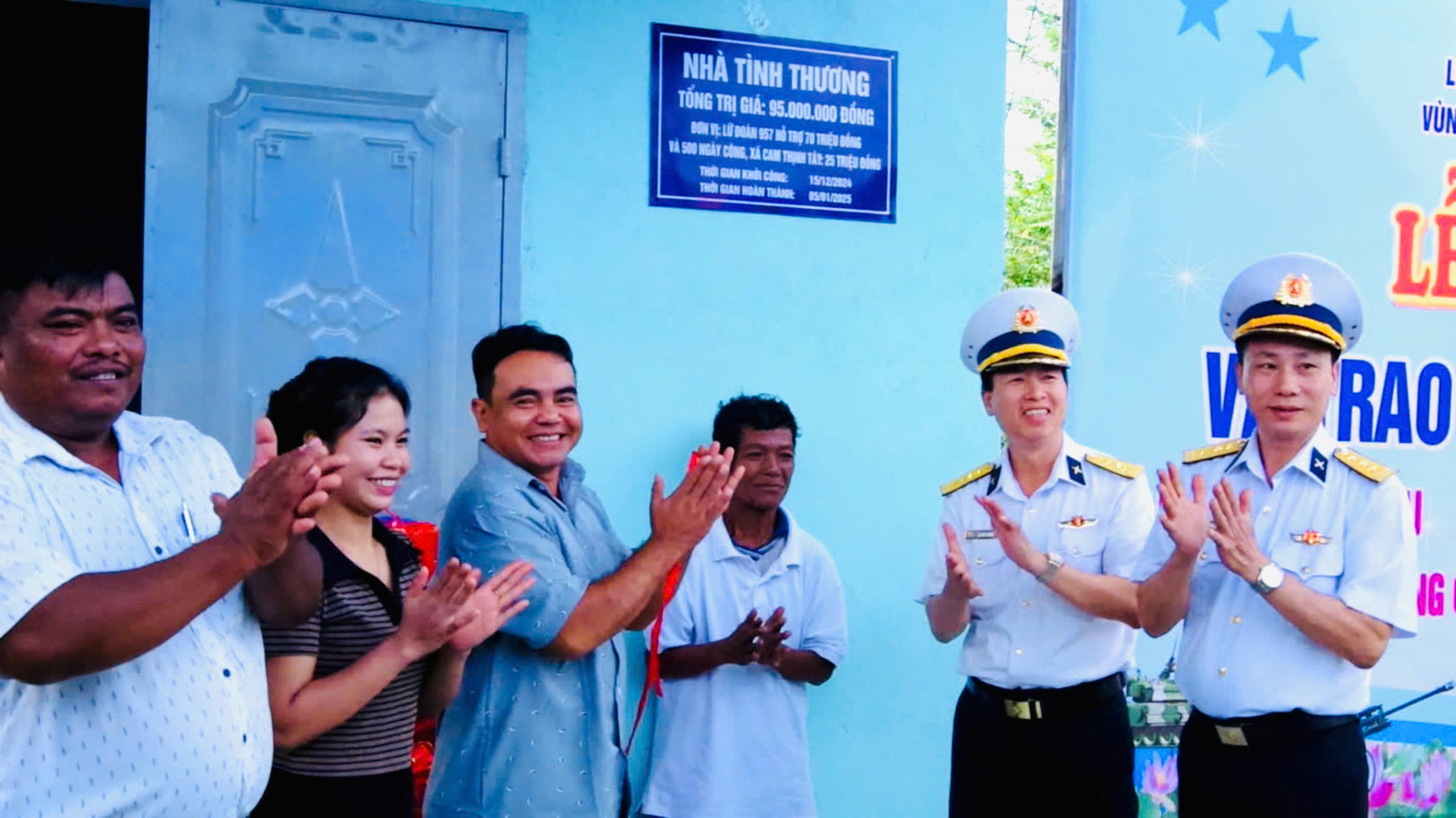 Lữ đoàn 957, Vùng 4 Hải quân: Bàn giao nhà tình thương và tặng quà cho người dân xã Cam Thịnh Tây