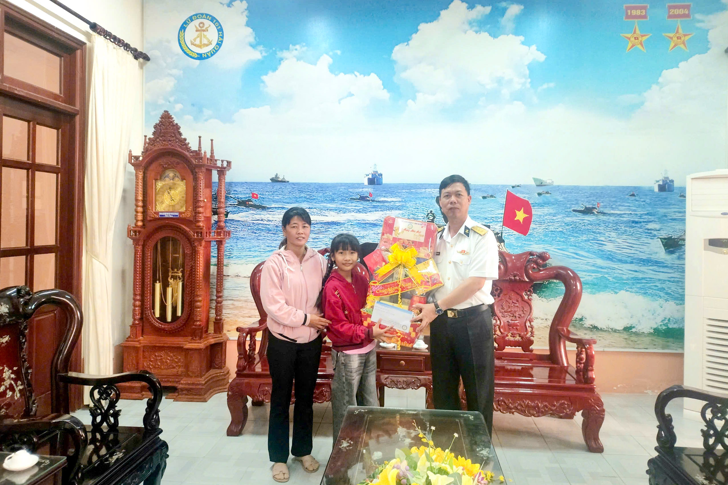 Lữ đoàn 101 trao quà Tết cho con ngư dân được nhận đỡ đầu