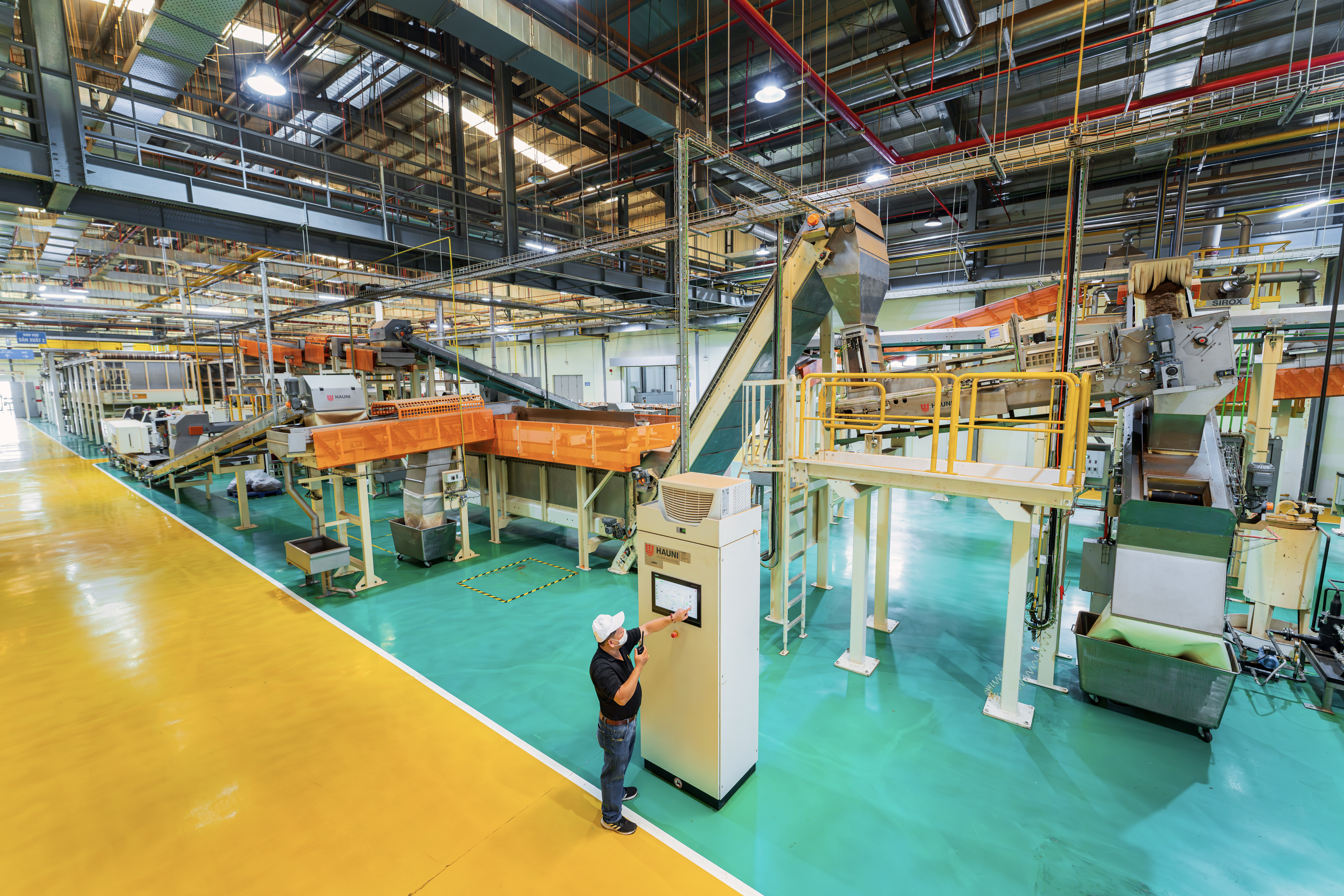 Dây chuyền sản xuất hiện đại bậc nhất Đông Nam Á tại Nhà máy Thuốc lá Khatoco Khánh Hòa.