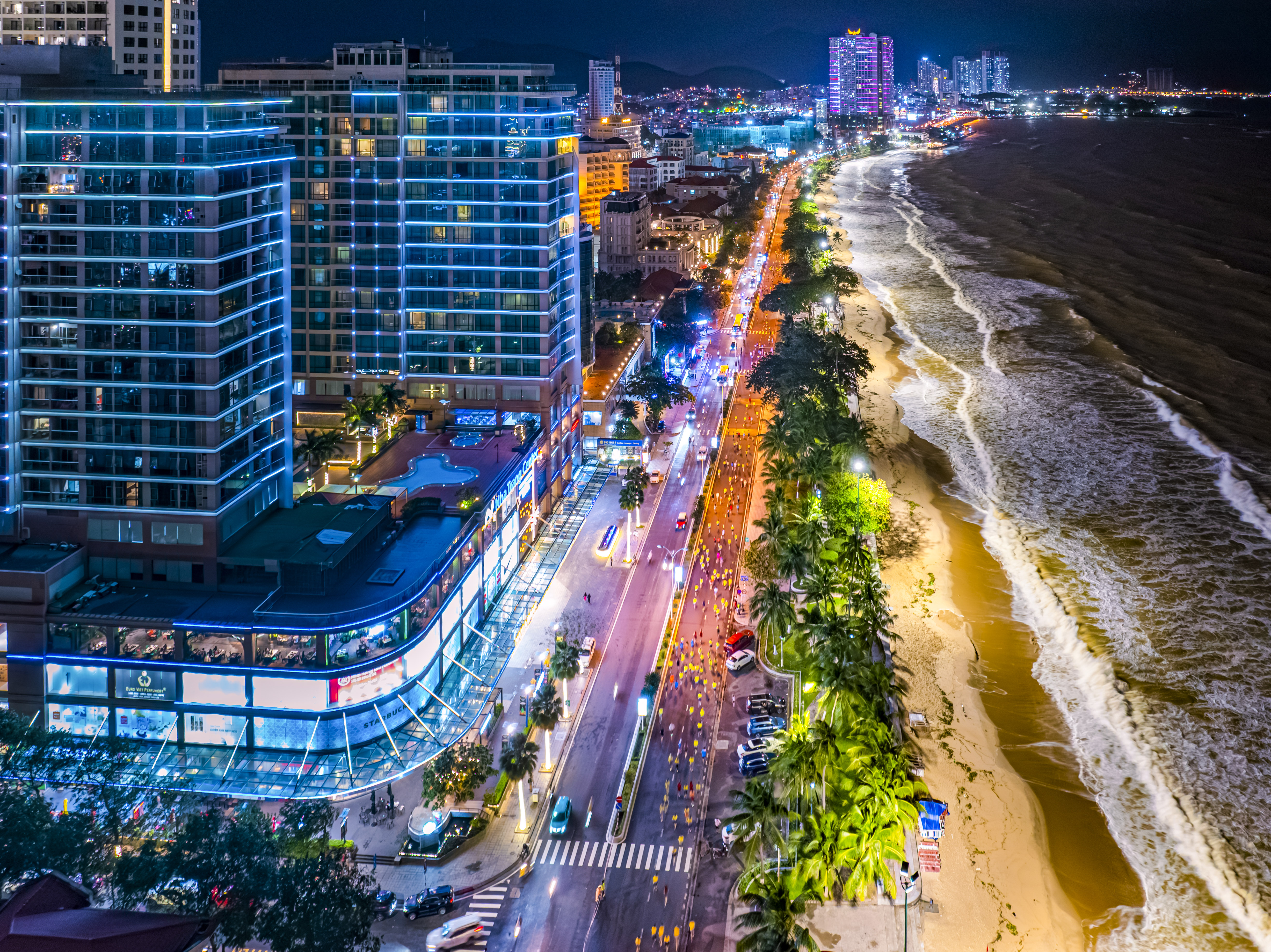 Bay bổng trên đường chạy đêm bên biển