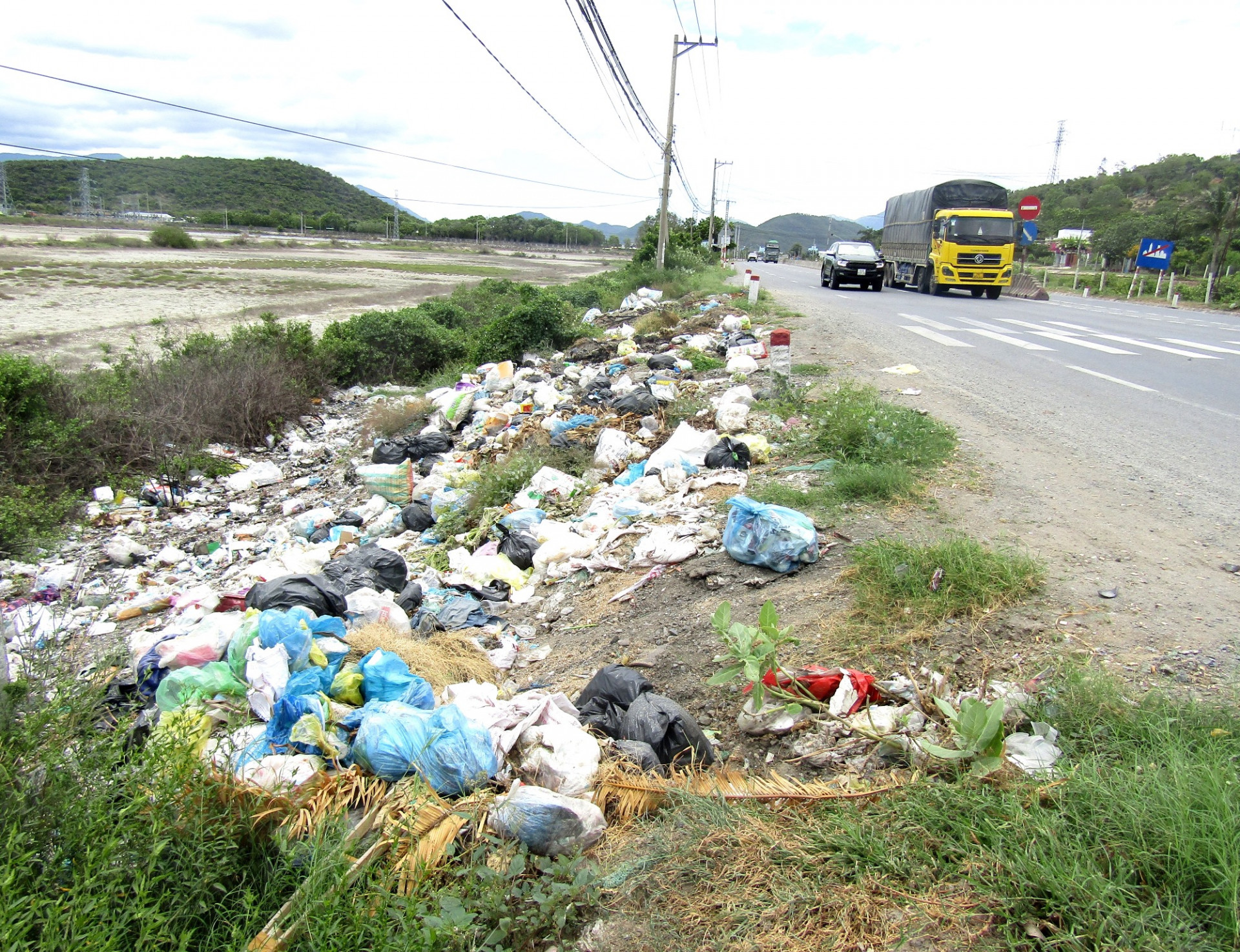 Đổ rác bừa bãi ra hành lang quốc lộ