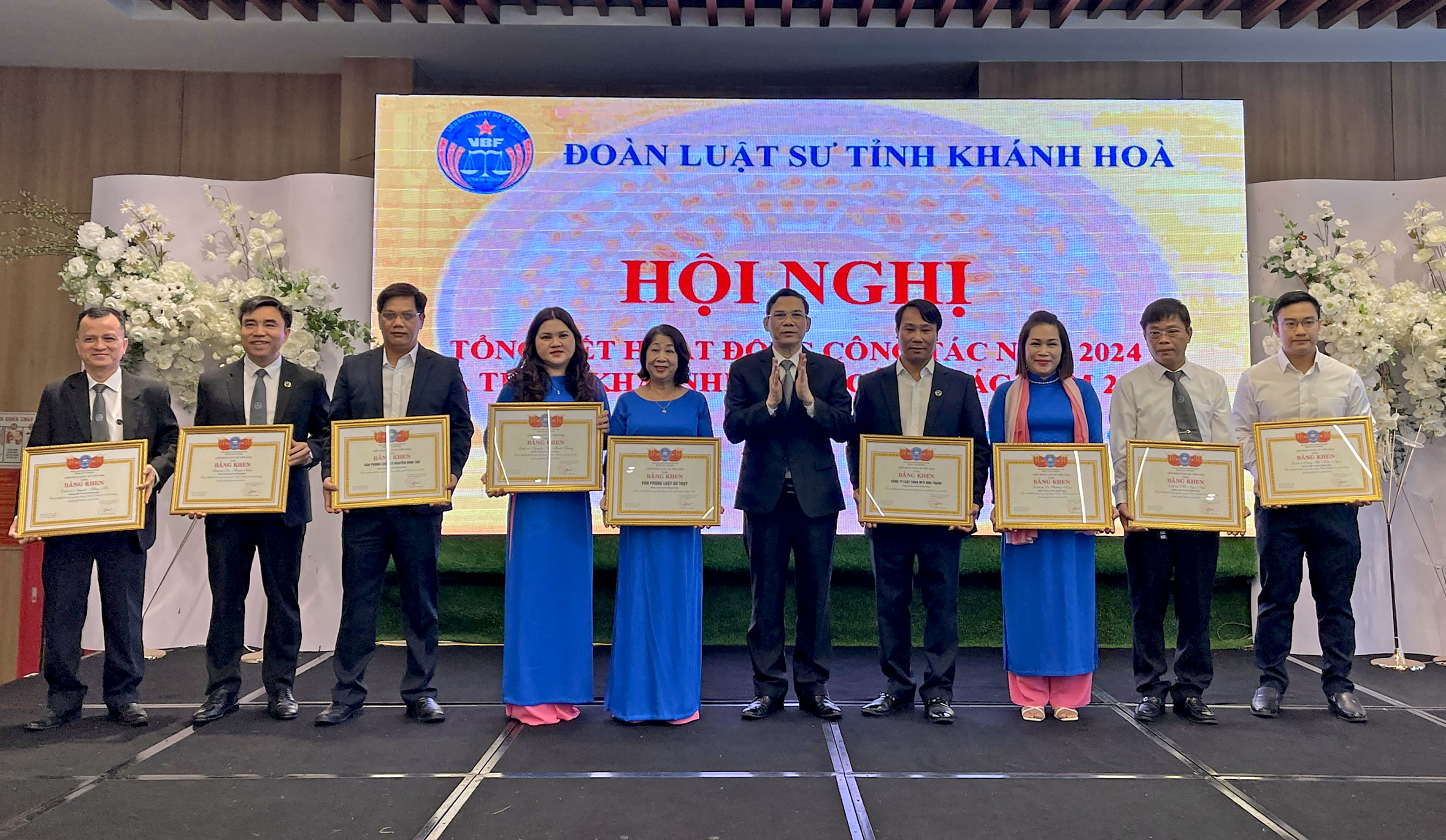 Các tập thể, cá nhân được nhận bằng khen.