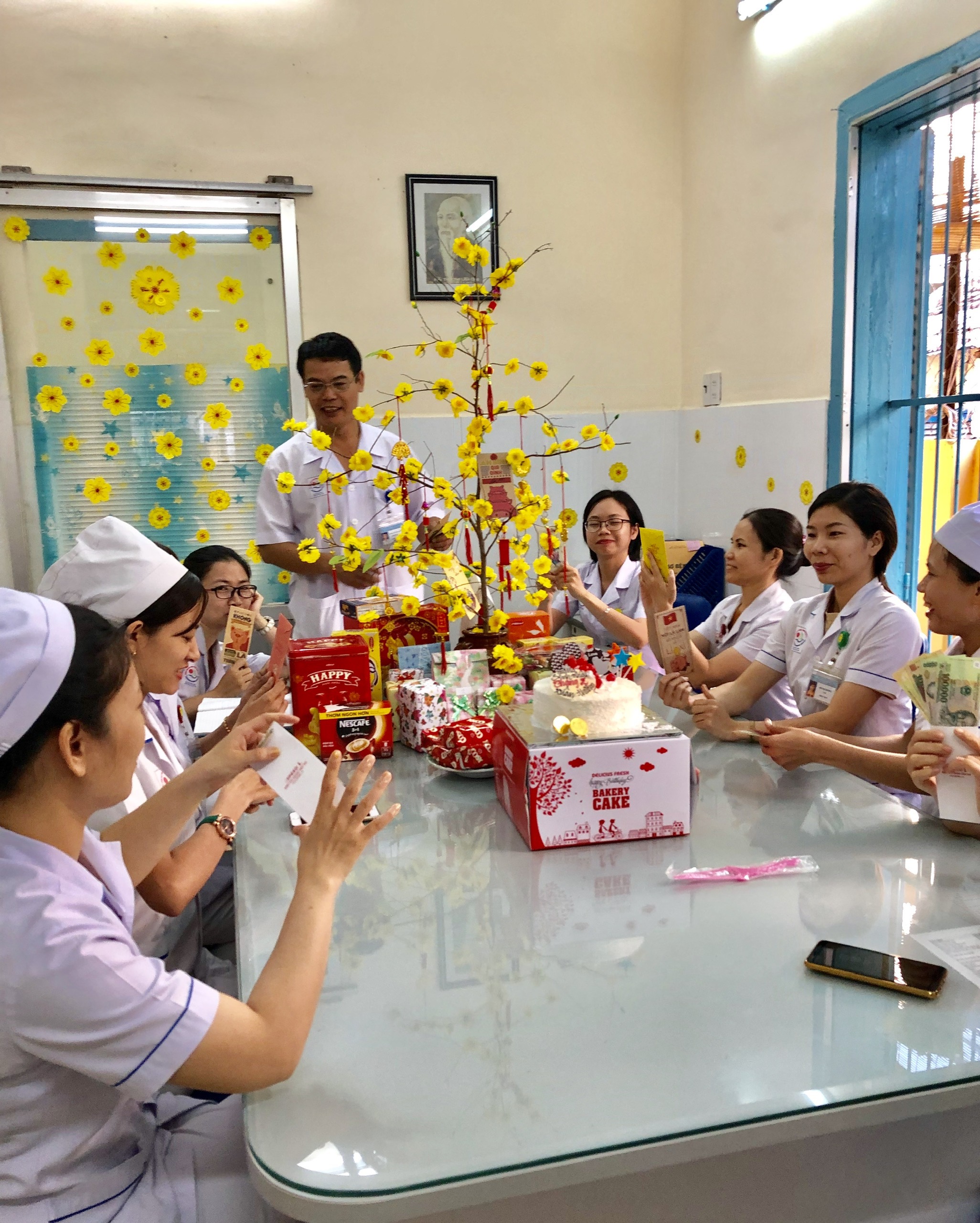 Đội ngũ y, bác sĩ 
Khoa Đông y,
Bệnh viện Đa khoa tỉnh nhận lì xì
vào những ngày trực Tết.