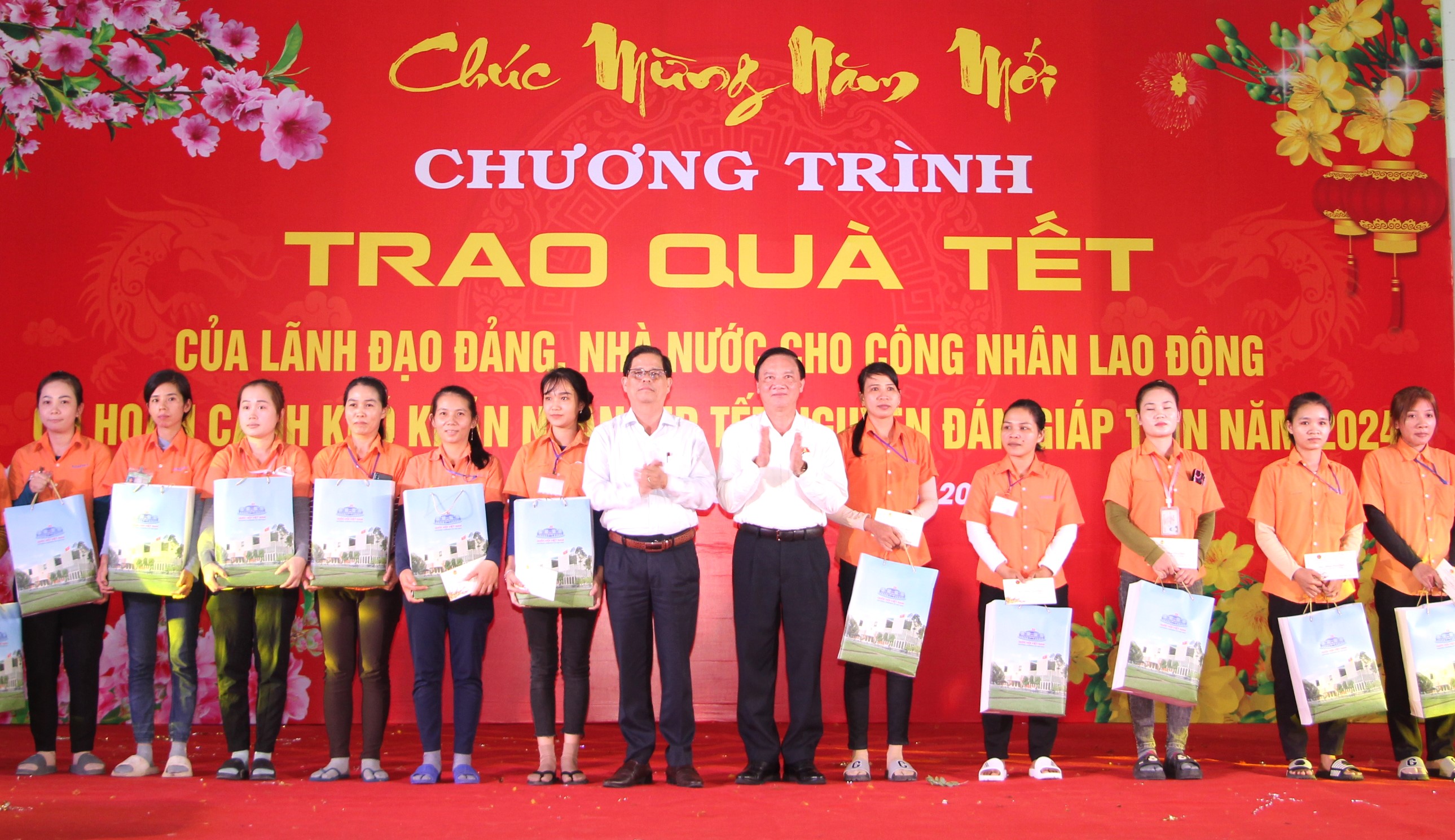 Đồng chí Nguyễn Khắc Định - Phó Chủ tịch Quốc hội và đồng chí Nguyễn Tấn Tuân trao quà Tết cho công nhân Khu Công nghiệp Suối Dầu, tháng 1-2024. Ảnh: V. Giang