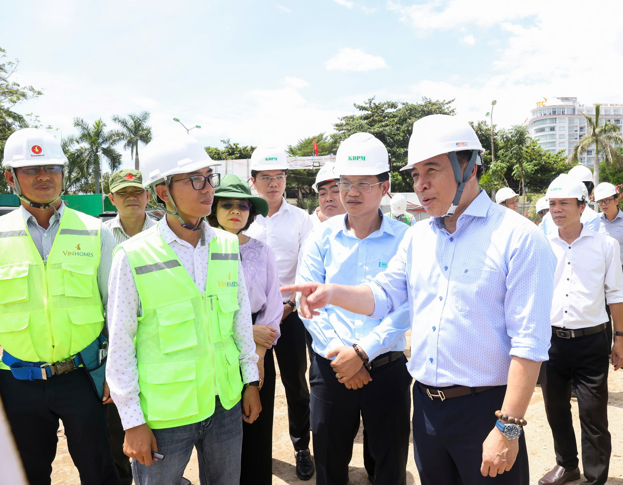 Đồng chí Nguyễn Khắc Toàn kiểm tra tiến độ Dự án Trụ sở các cơ quan của tỉnh.