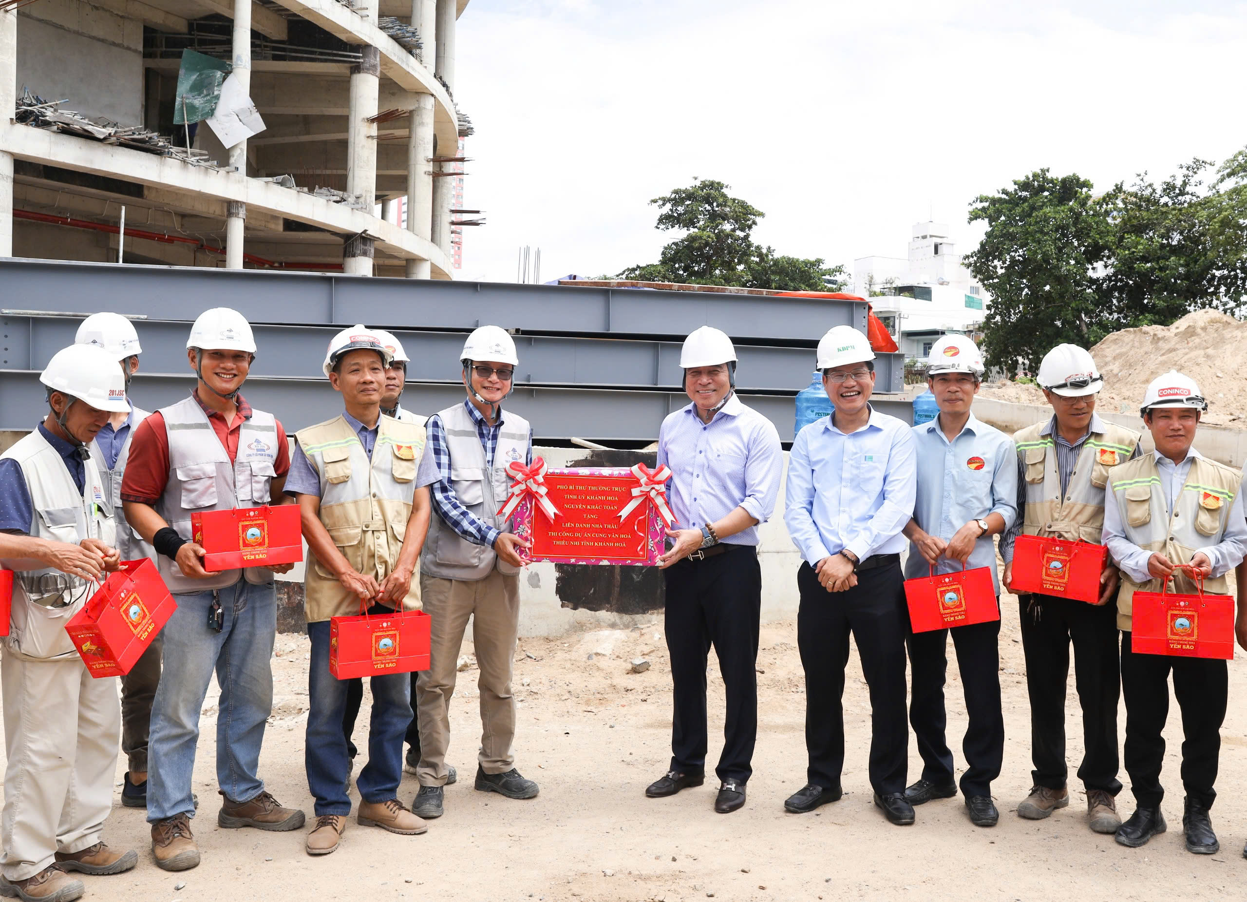 Đồng chí Nguyễn Khắc Toàn tặng quà cho đội ngũ cán bộ, kỹ sư, công nhân thi công Cung Văn hóa thiếu nhi tỉnh khi đi kiểm tra tiến độ công trình này.