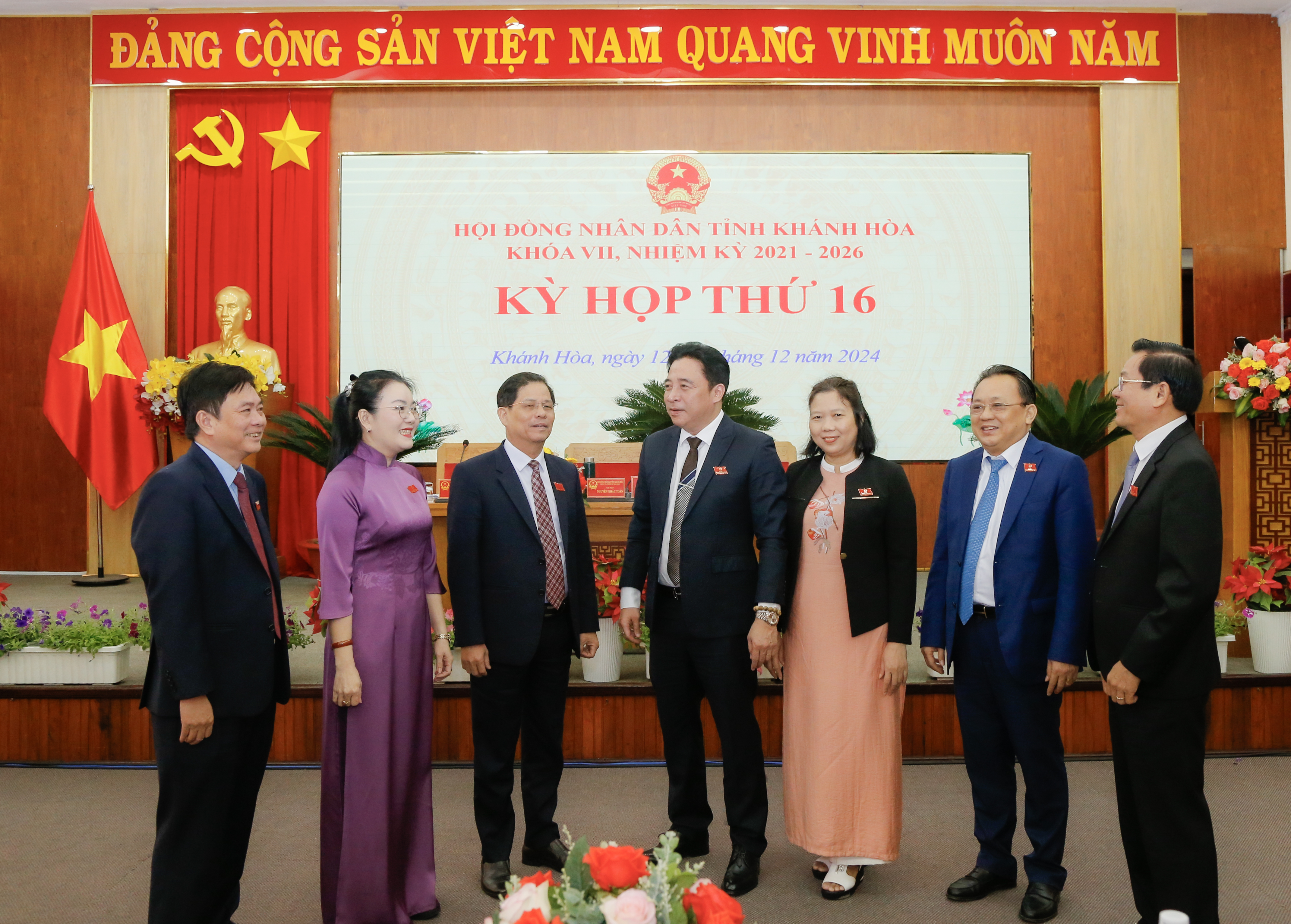 Đồng chí Nguyễn Khắc Toàn và các đồng chí lãnh đạo tỉnh trao đổi bên lề Kỳ họp thứ 16 diễn ra cuối năm 2024.