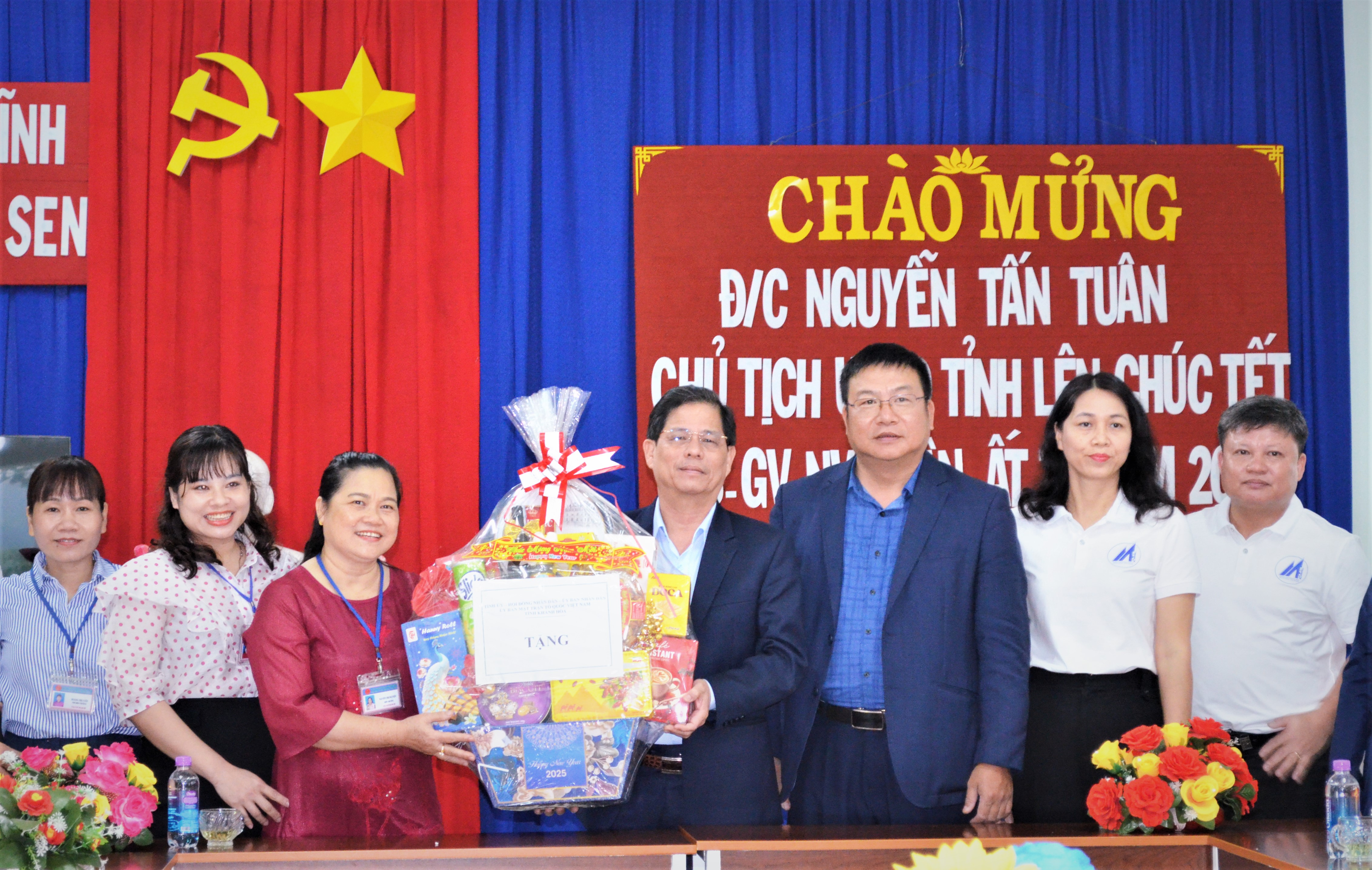 Đồng chí Nguyễn Tấn Tuân và đại diện các đơn vị hỗ trợ trao quà Tết cho Trường Mầm non Hương Sen