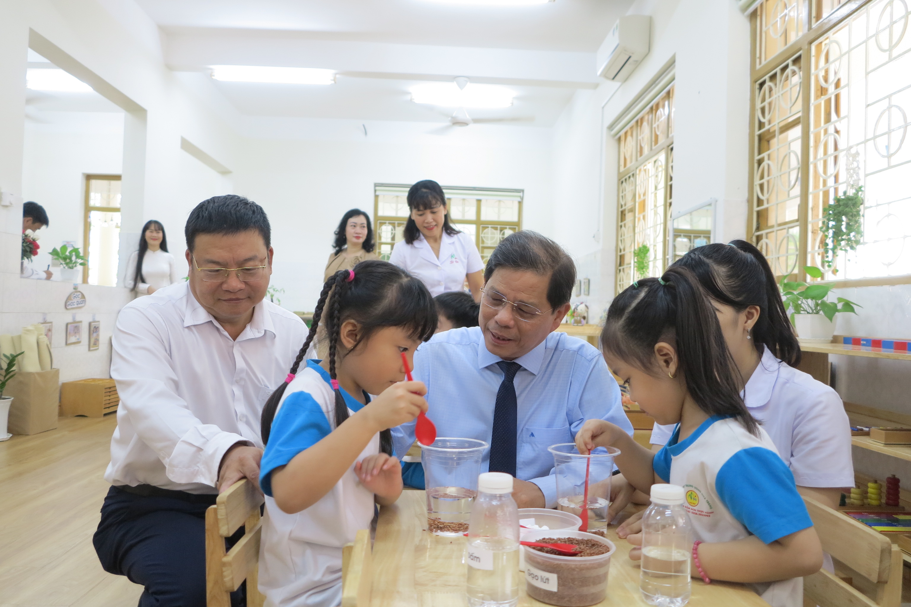 Đồng chí Nguyễn Tấn Tuân đến thăm Trường Mầm non Thực hành. Ảnh: K. Dung