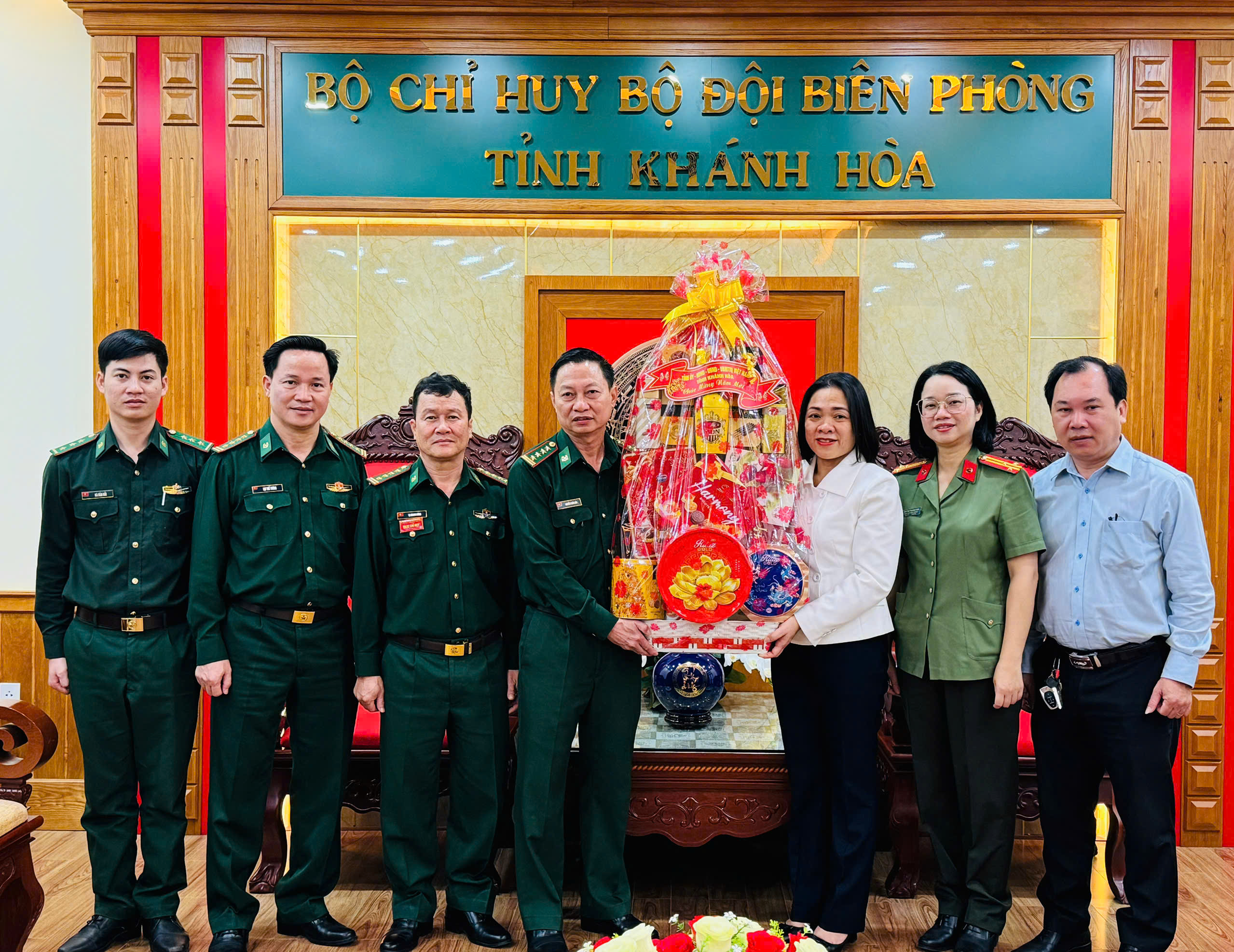 Bà Trần Thu Mai chúc Tết Bộ Chỉ huy Bộ Đội biên phòng tỉnh