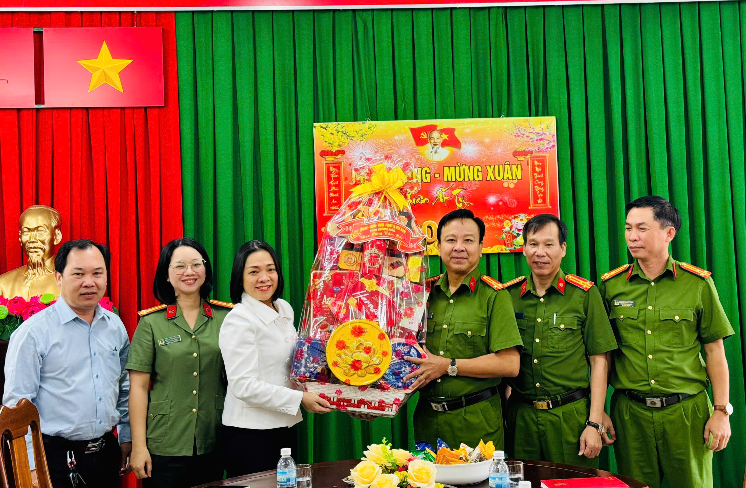 Bà Trần Thu Mai trao quà Tết cho phòng Cảnh sát hình sự, Công An tỉnh