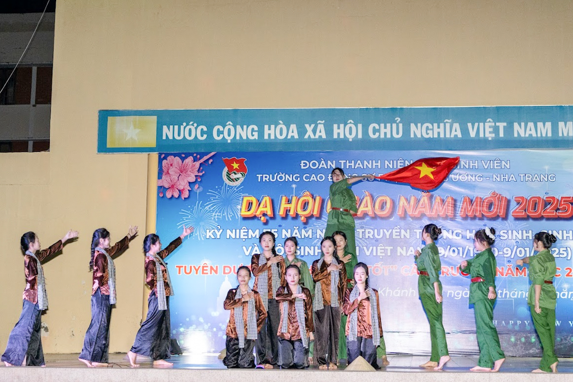 Trường Cao đẳng Sư phạm Trung ương - Nha Trang kỷ niệm 75 năm Ngày truyền thống Học sinh - Sinh viên và Hội Sinh viên Việt Nam