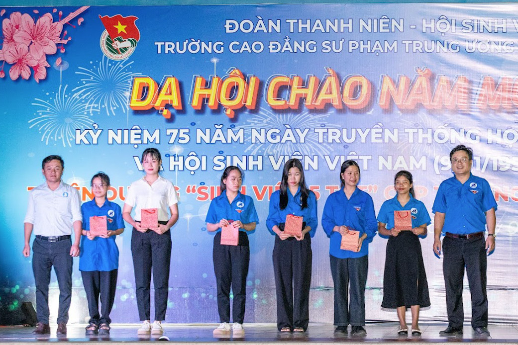 Trao học bổng cho các đoàn viên có hoàn cảnh khó khăn.