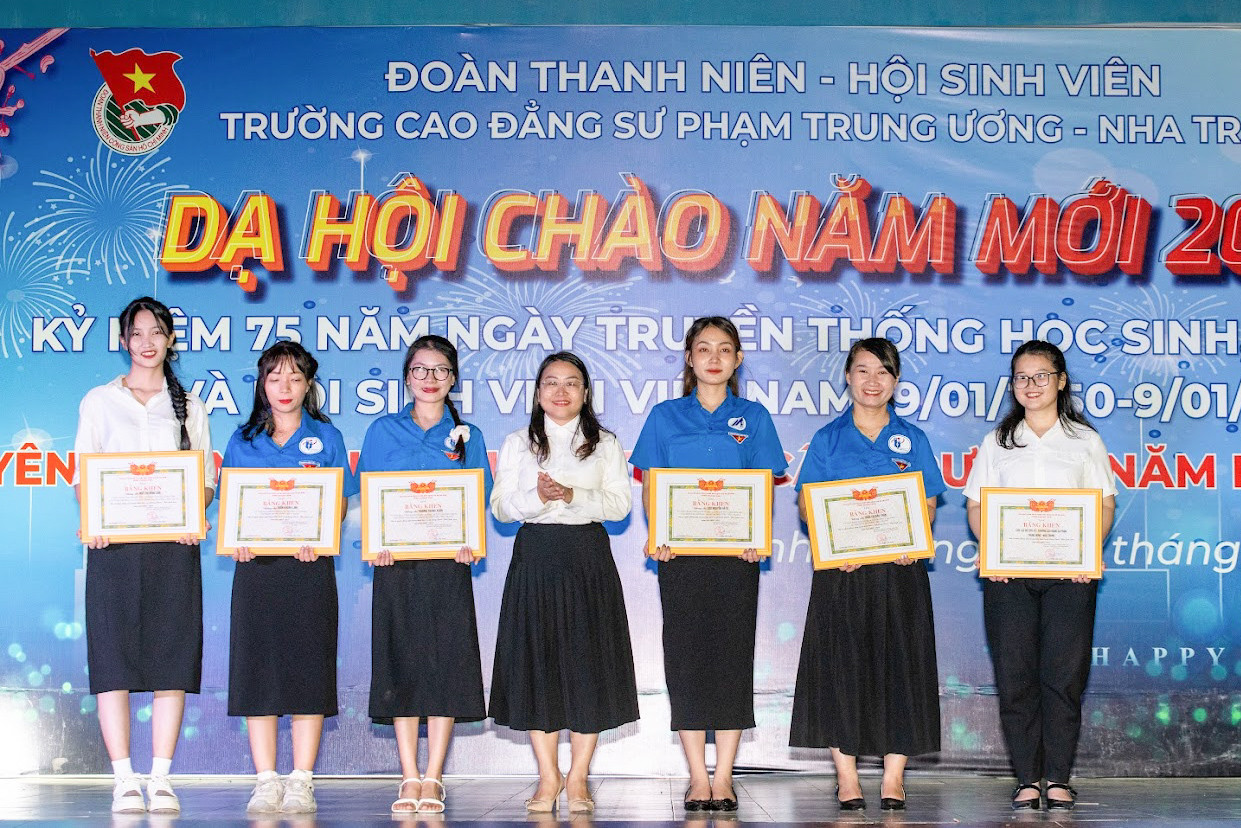 Tỉnh đoàn tặng bằng khen cho các tập thể, cá nhân.