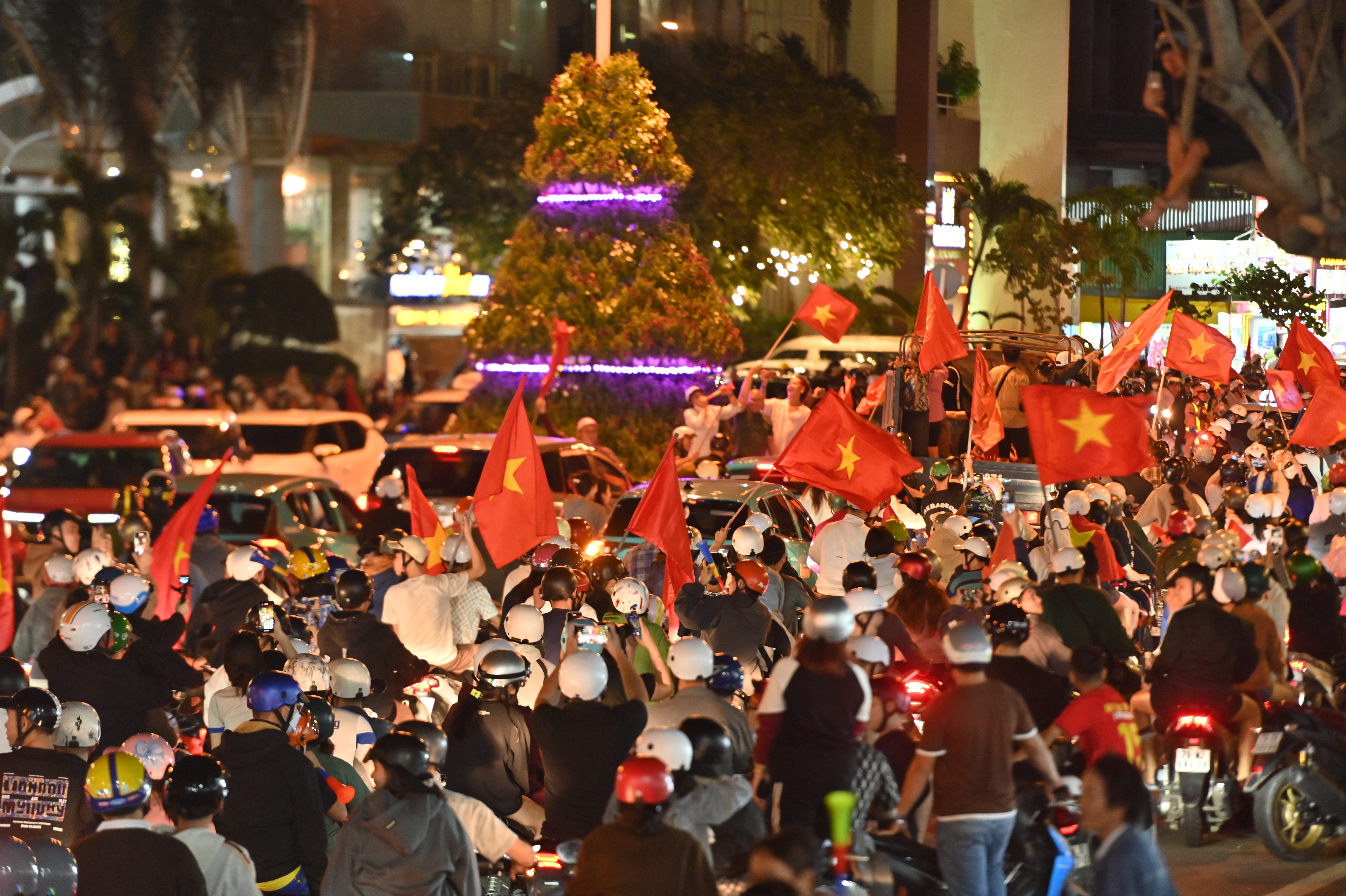 Chung kết lượt đi ASEAN Cup 2024 Việt Nam 2-1 Thái Lan: Người dân Nha Trang xuống đường mừng đội tuyển Việt Nam giành chiến thắng