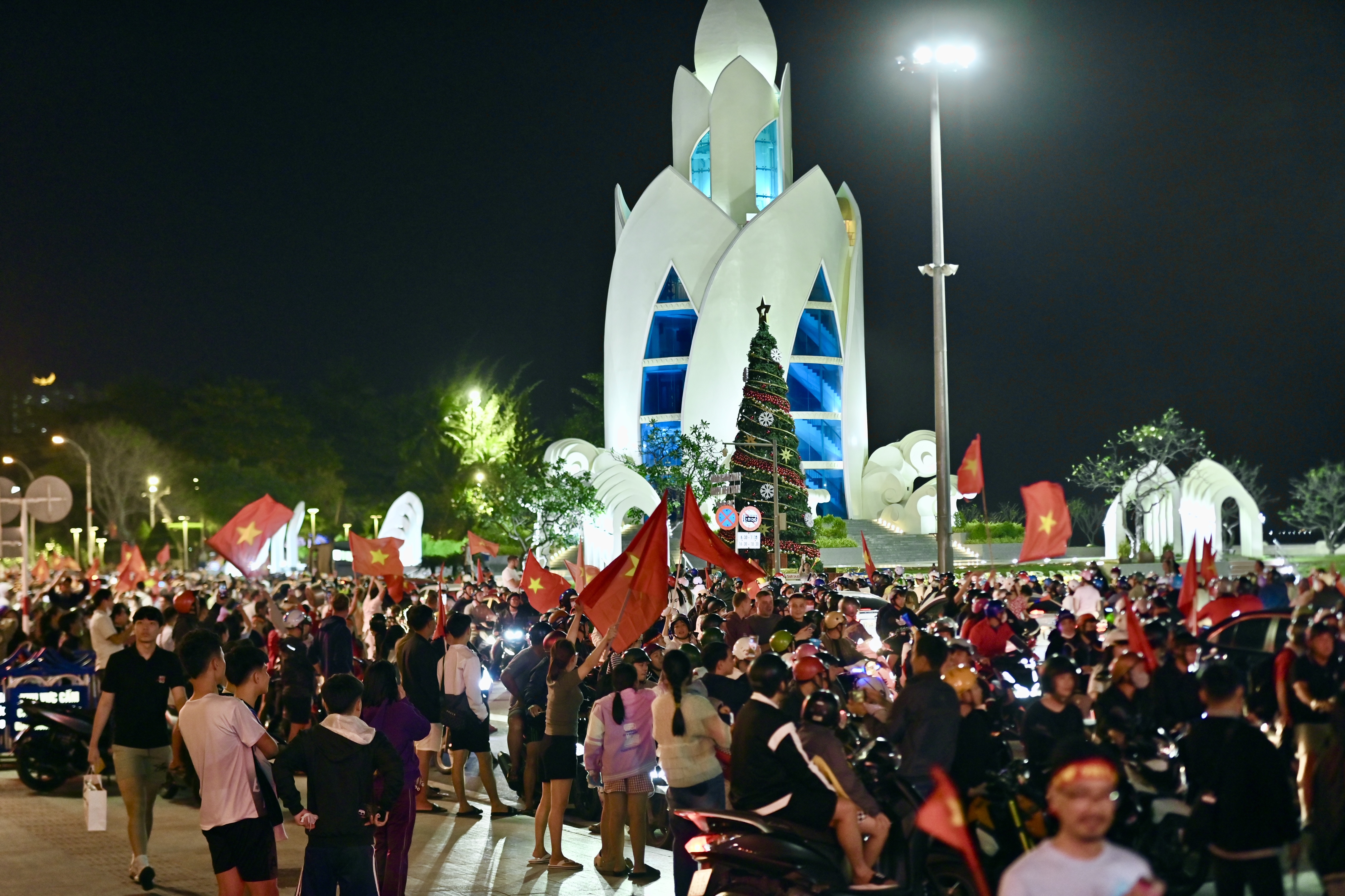 Người dân Nha Trang xuống đường mừng chức vô địch ASEAN Cup 2024 của đội tuyển Việt Nam