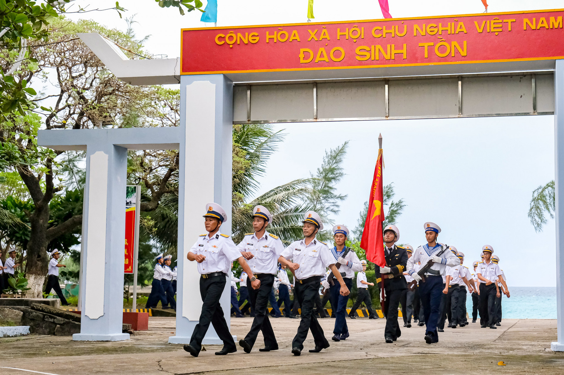 Lễ diễu binh đầu năm mới trên đảo Sinh Tồn.