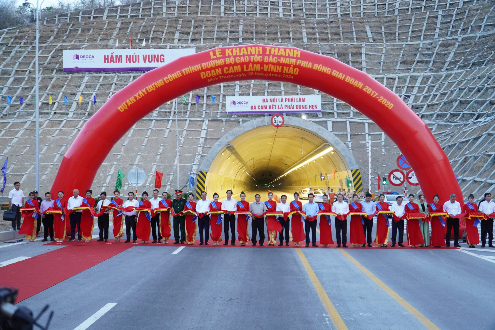 Thủ tướng Phạm Minh Chính cùng lãnh đạo các bộ, ngành và 3 tỉnh Khánh Hòa, Ninh Thuận, Bình Thuận cắt băng khánh thành Cao tốc Cam Lâm - Vĩnh Hảo.