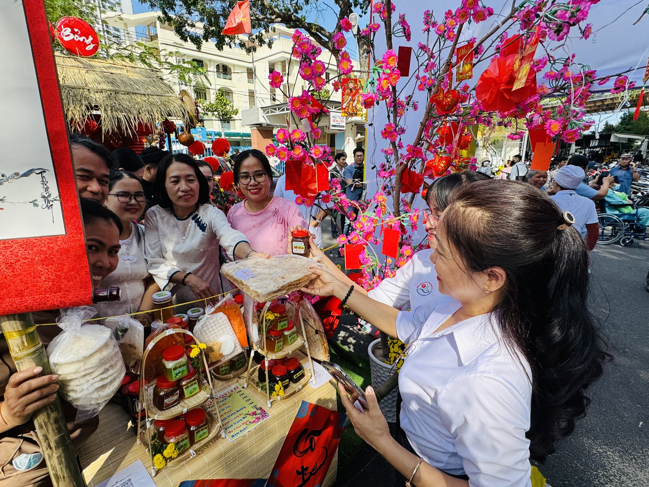 Đoàn viên công đoàn của bệnh viện mua sắm tại các gian hàng