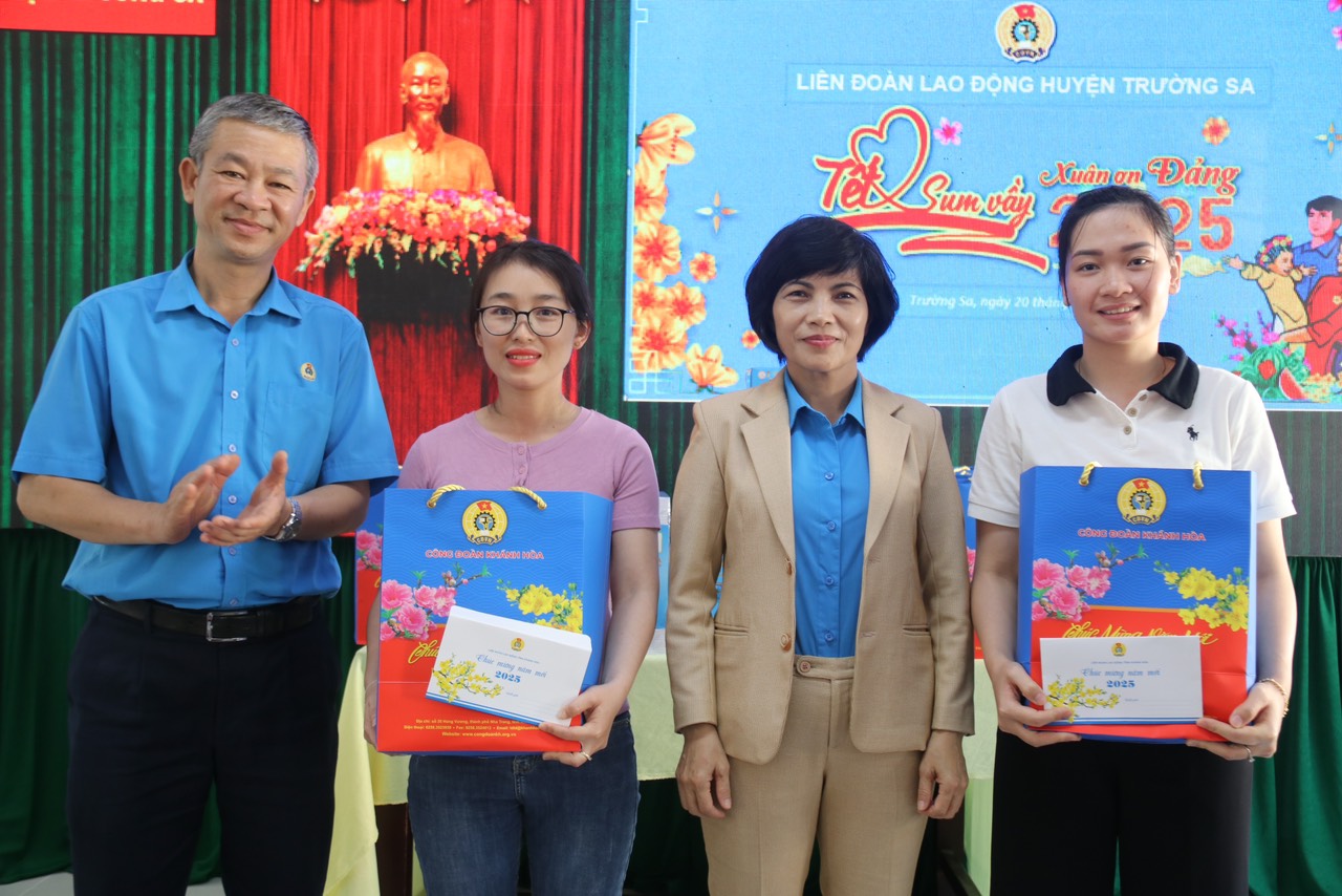 Bà Trần Thị Hương - Phó Chủ tịch Liên đoàn Lao động tỉnh trao quà Tết cho đoàn viên huyện Trường Sa.