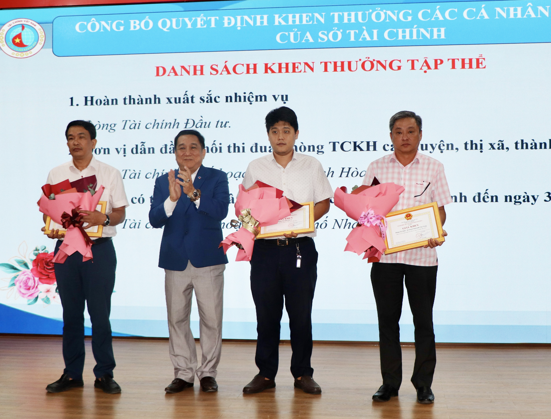 Các tập thể nhận giấy khen của Sở Tài chính.