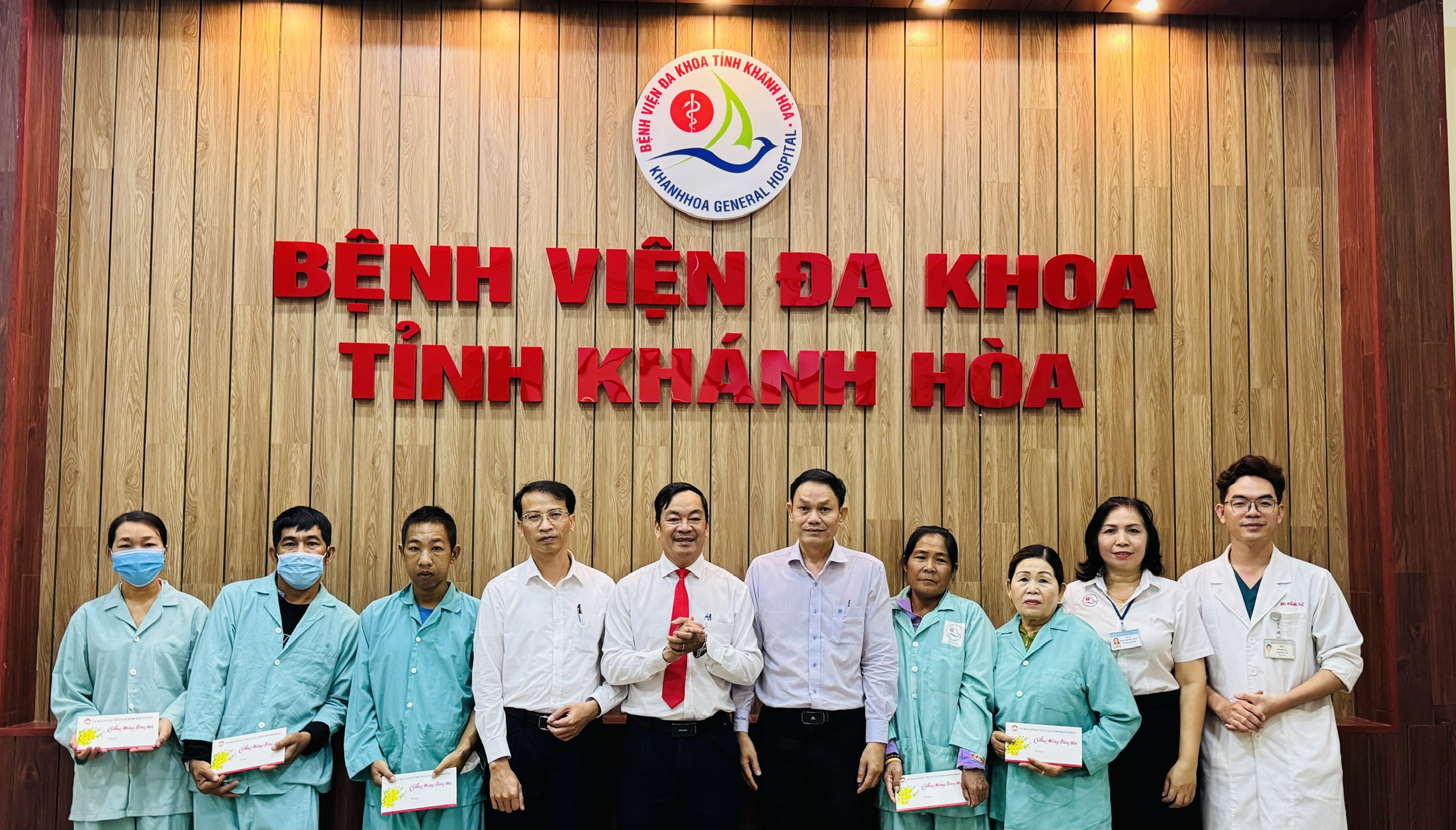 Thăm và tặng quà Tết cho bệnh nhân nghèo tại Bệnh viện Đa khoa tỉnh