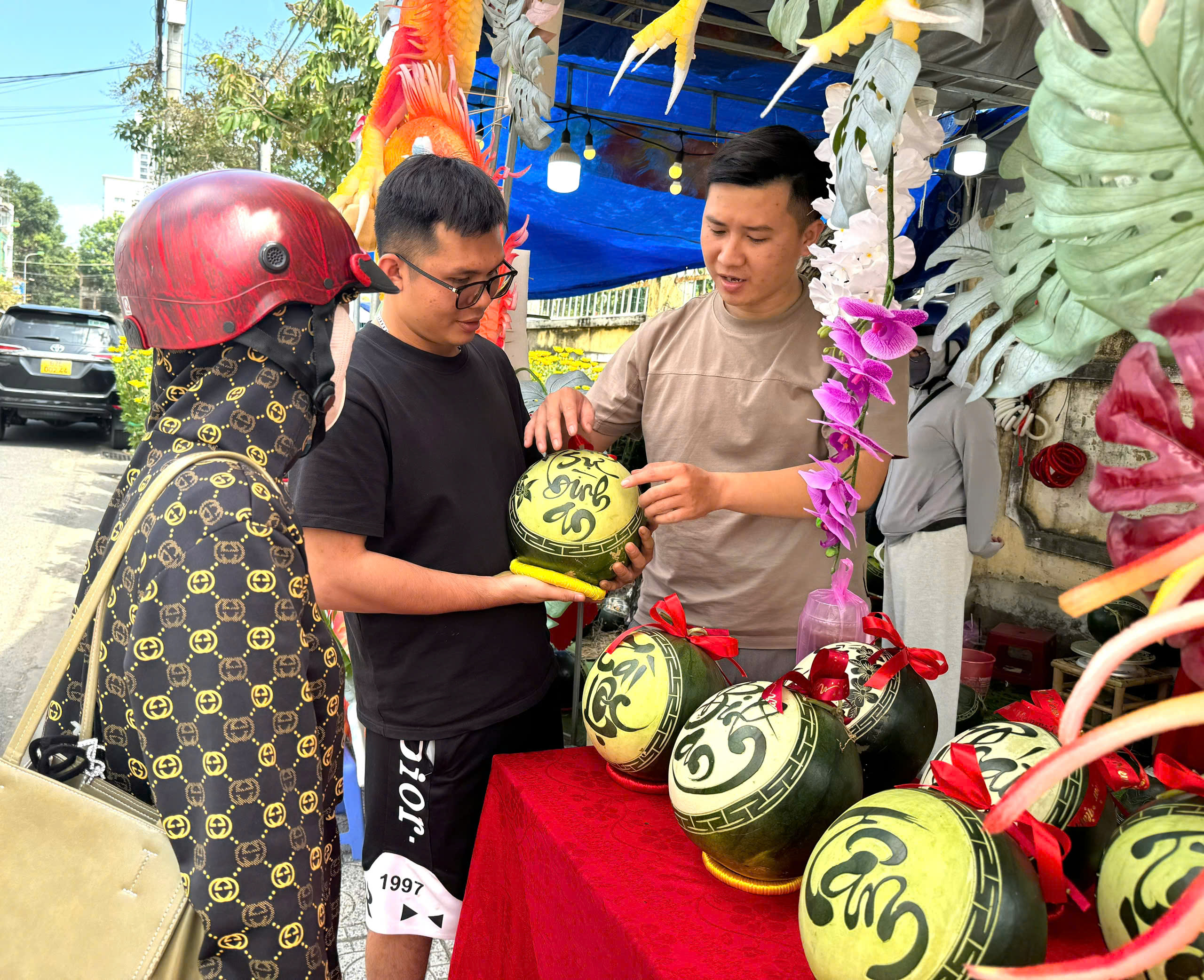 Điêu khắc dưa hấu nghệ thuật hút khách dịp Tết