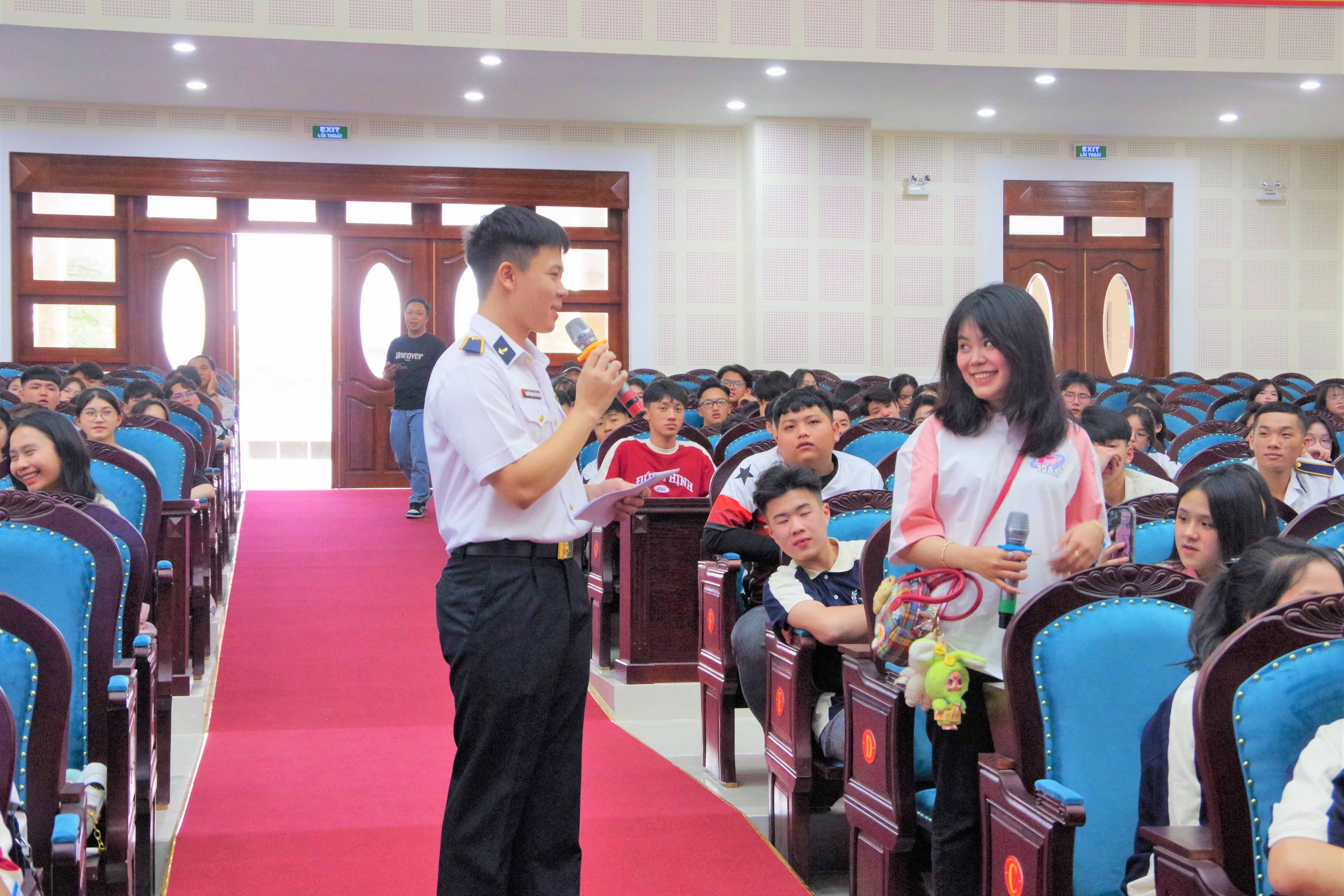 Học viện Hải quân tuyên truyền biển, đảo cho hơn 350 giáo viên, học sinh