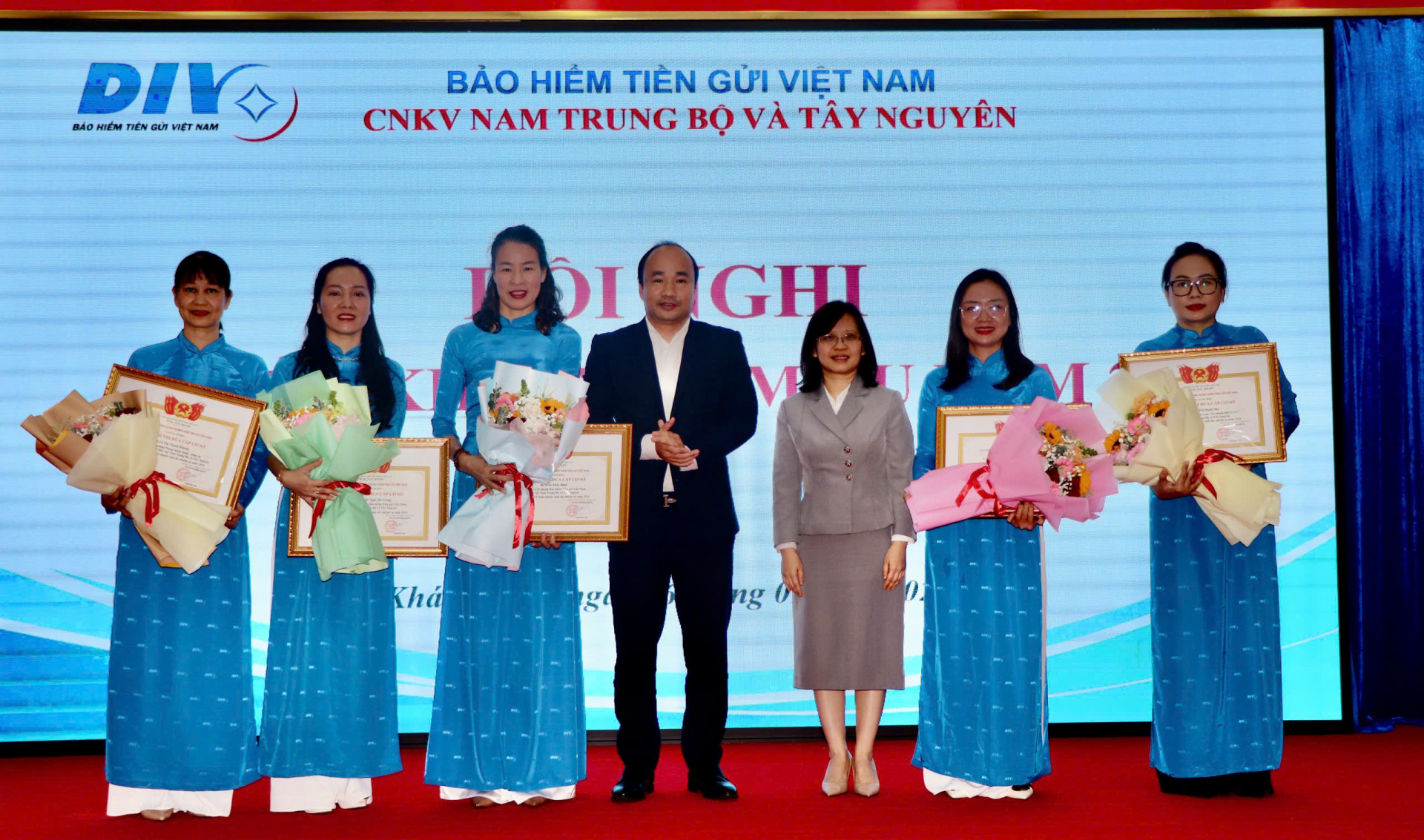 Các cá nhân nhận khen thưởng của Chủ tịch Hội đồng quản trị Bảo hiểm tiền gửi Việt Nam. 