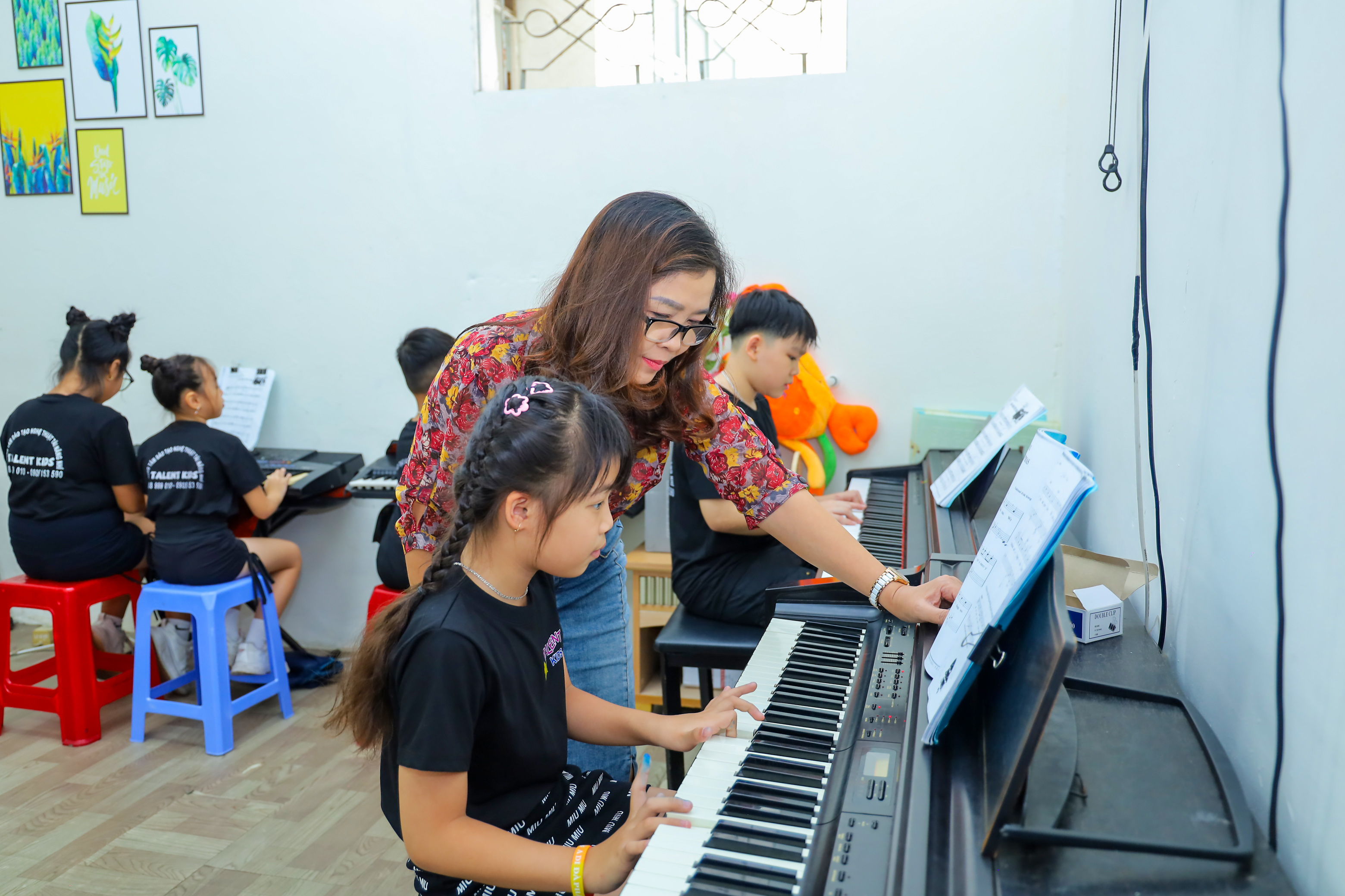Học viên lớp học đàn của Trung tâm Talent Kids.