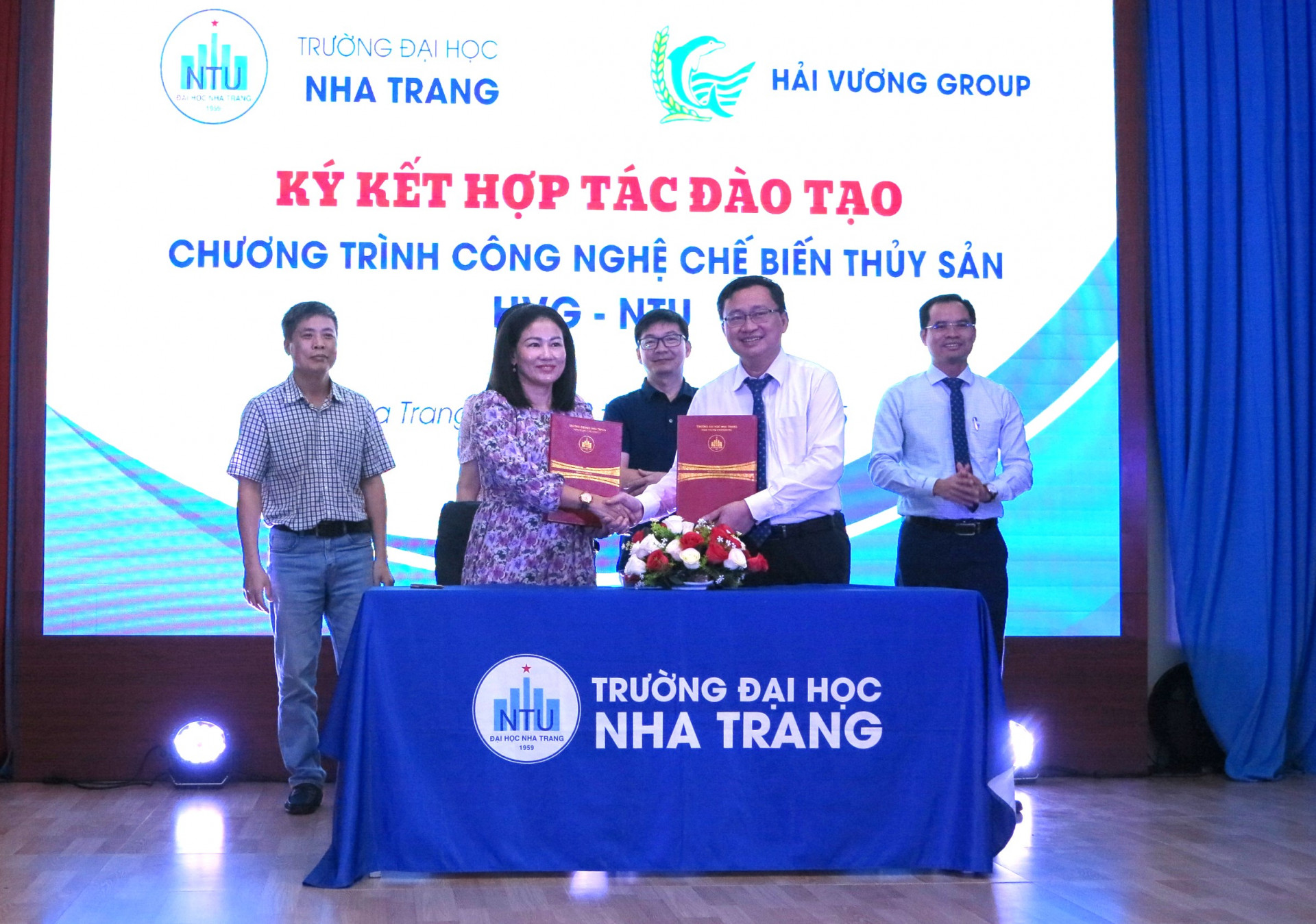 Đại diện Trường Đại học Nha Trang và Tập đoàn Hải Vương ký kết hợp tác. 