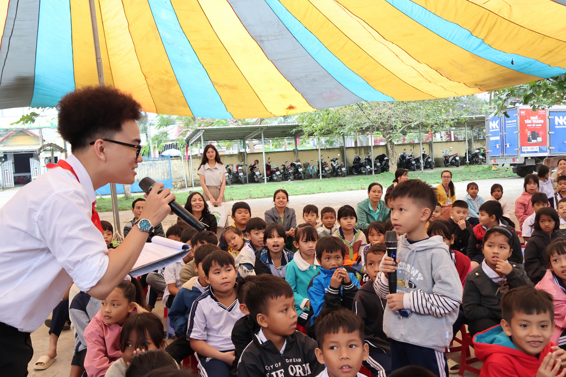 Phần giao lưu với các em học sinh tại chương trình.