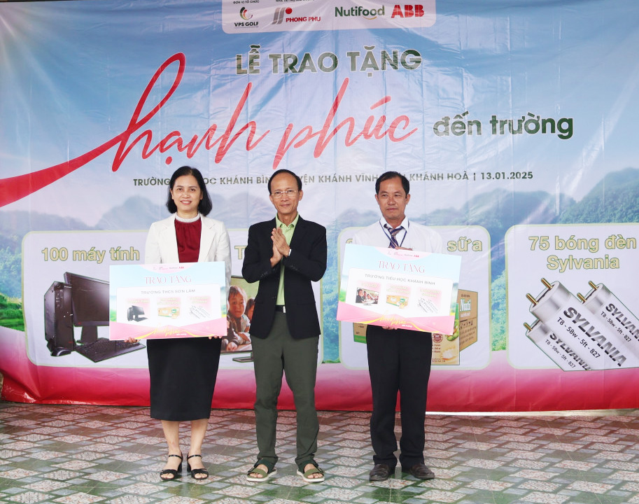 Chương trình “Hạnh phúc đến trường” trao quà cho nhiều trường học