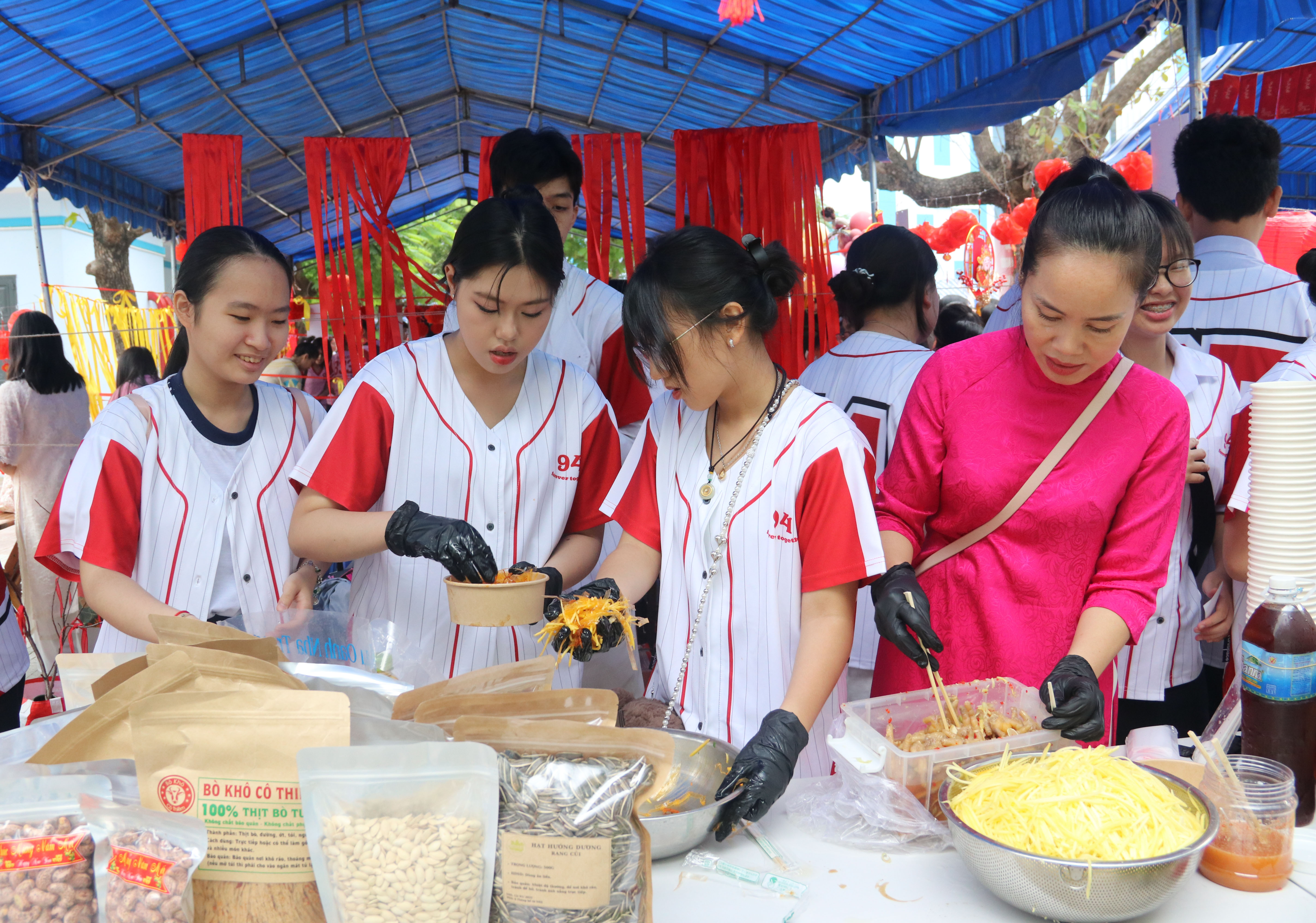 Trường THCS Thái Nguyên (TP. Nha Trang) tổ chức hội chợ “Xuân quê hương”
