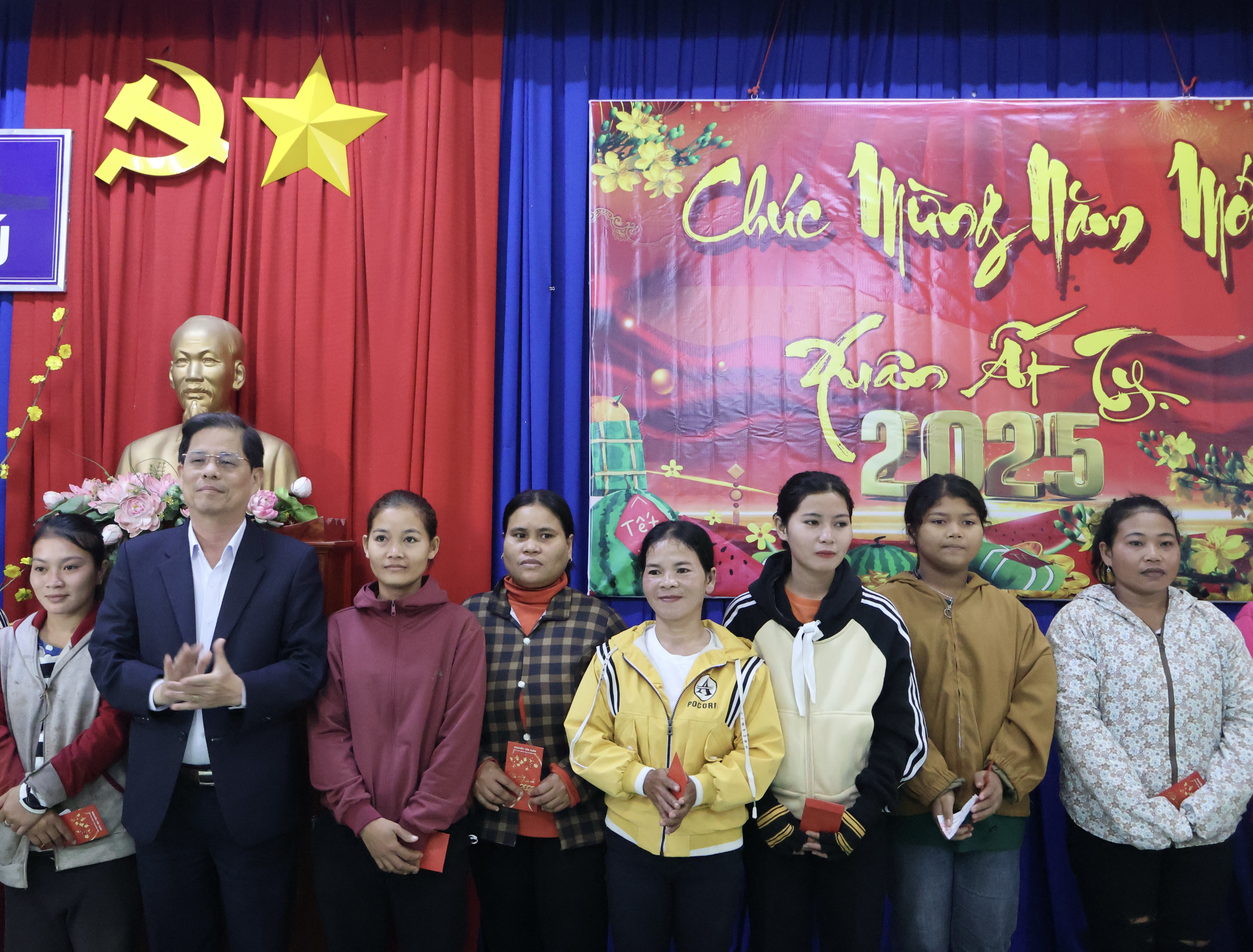 Chủ tịch UBND tỉnh Nguyễn Tấn Tuân thăm, tặng quà Tết cho 100 hộ nghèo, người có hoàn cảnh khó khăn xã Khánh Phú