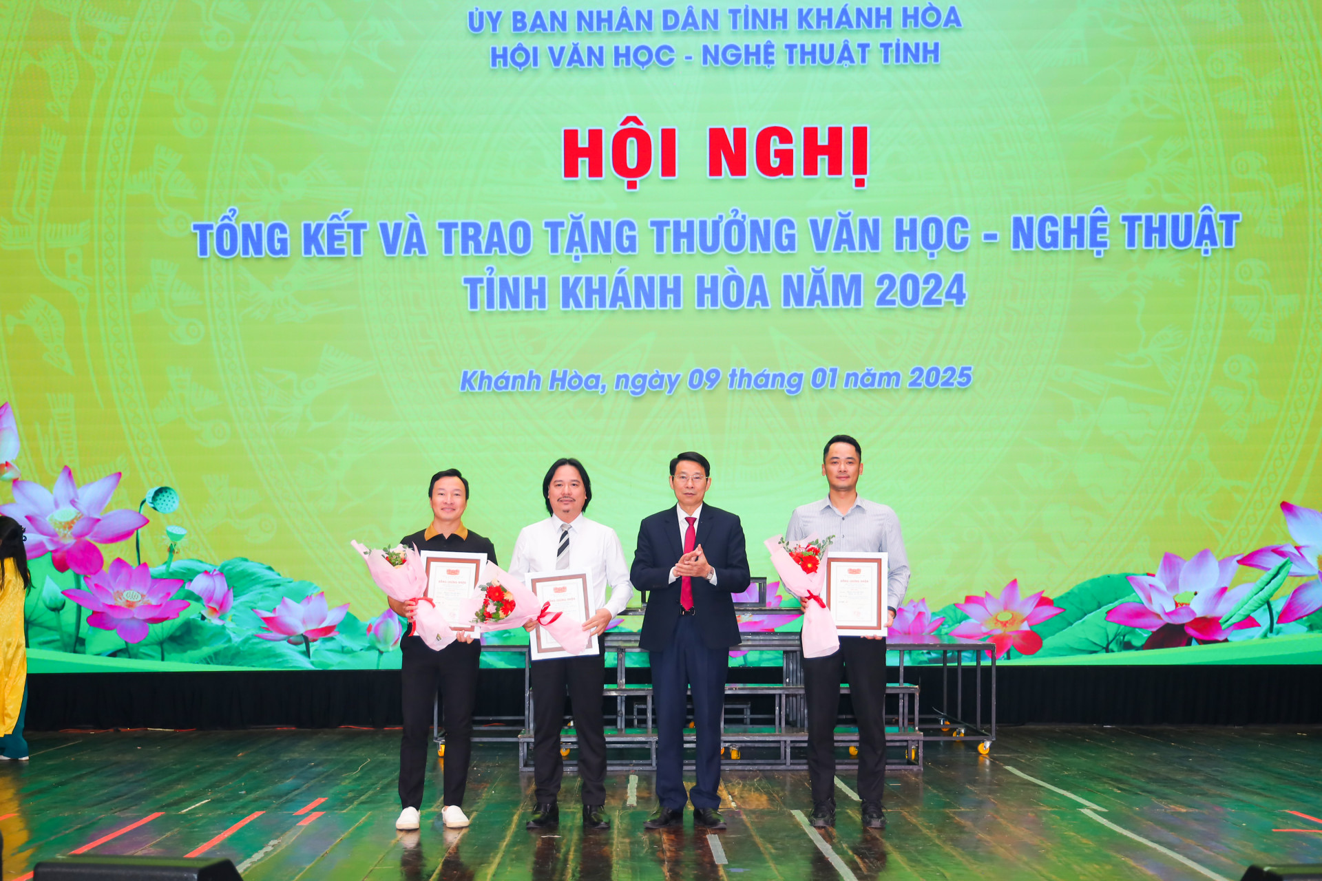 Đồng chí Đinh Văn Thiệu trao giải A Tặng thưởng VHNT tỉnh năm 2024 cho các tác giả và đại diện nhóm tác giả.