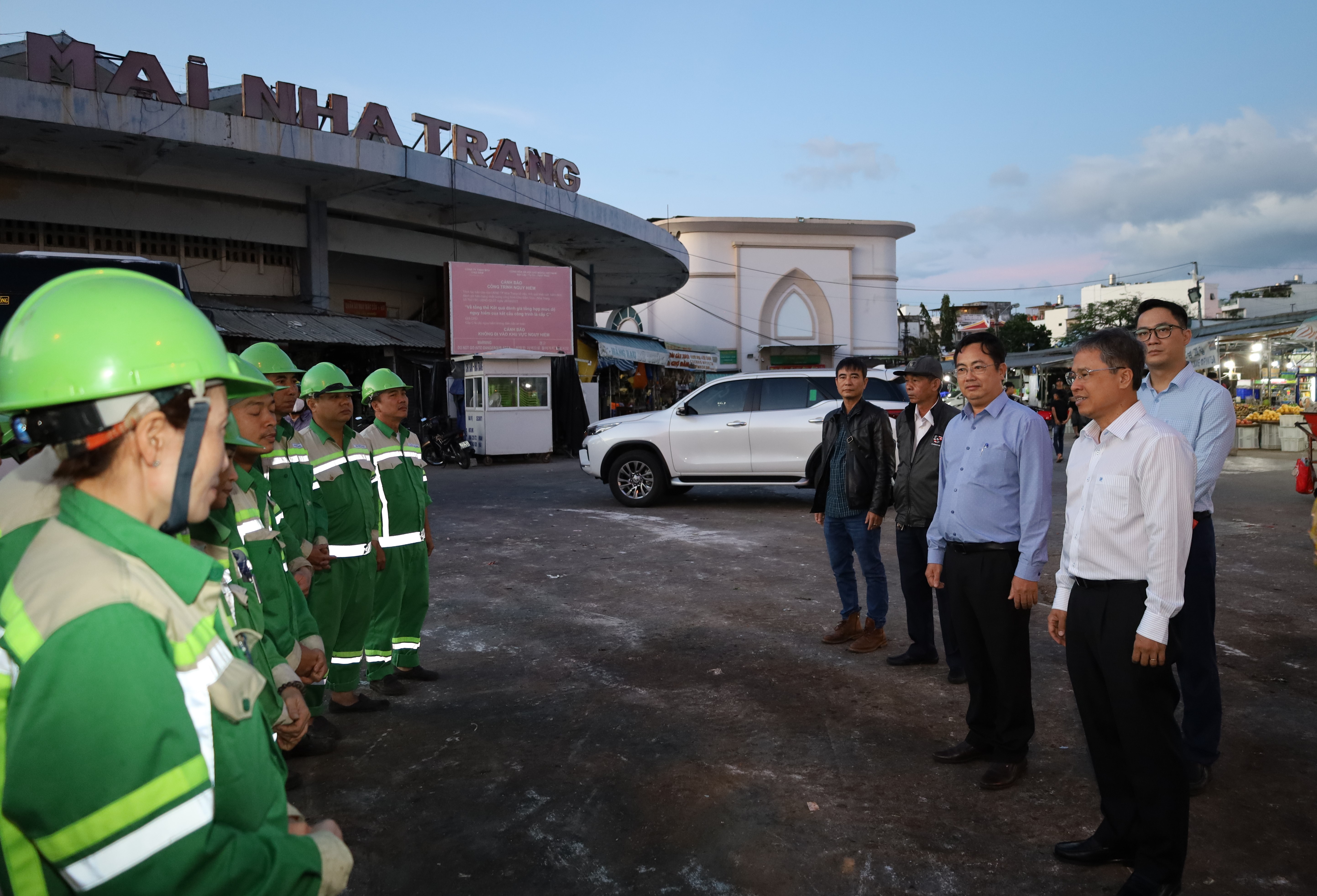 Ông Trần Hòa Nam chúc Tết, động viên công nhân làm nhiệm vụ trong đêm giao thừa.
