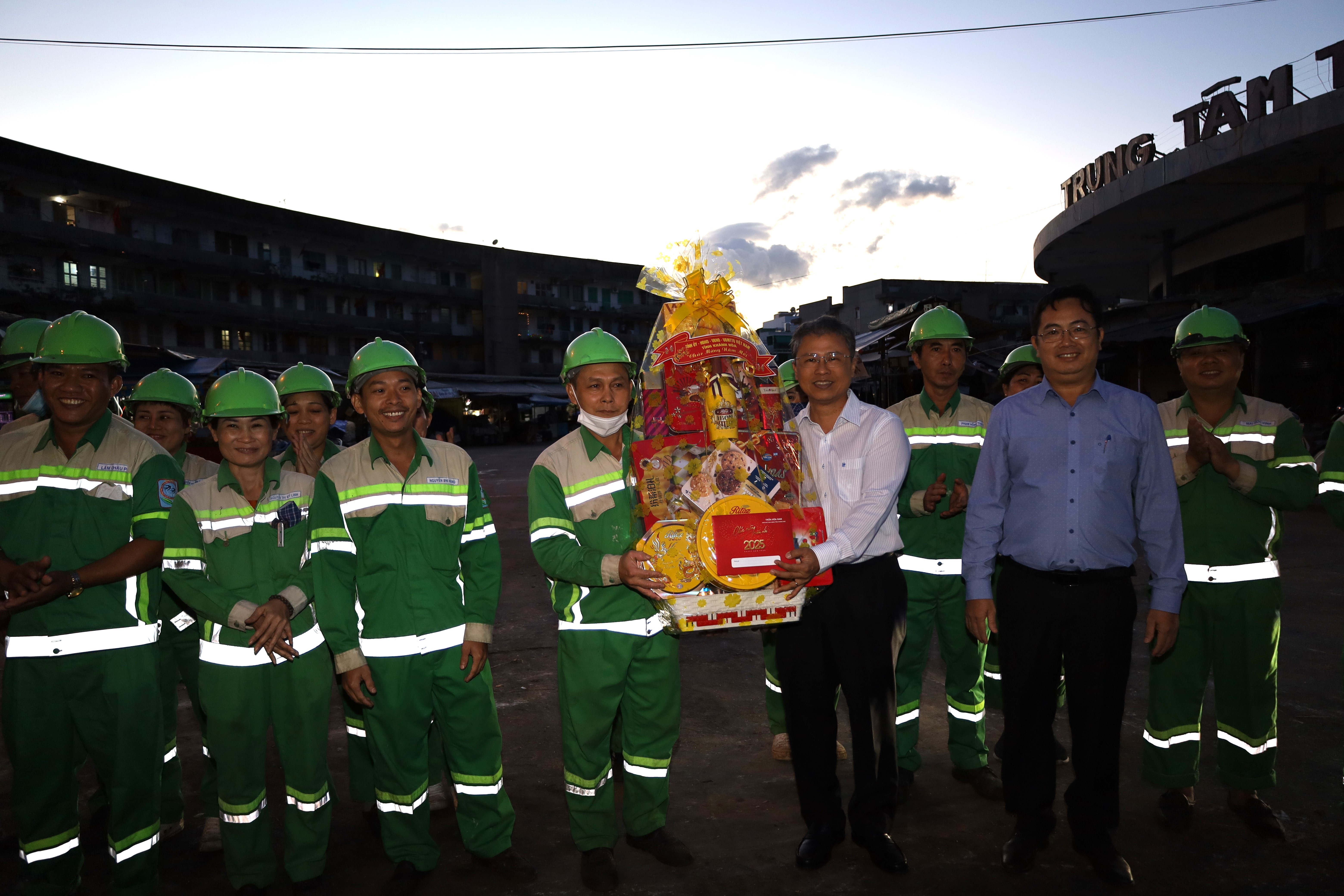 Ông Trần Hòa Nam tặng quà Tết cho các công nhân.