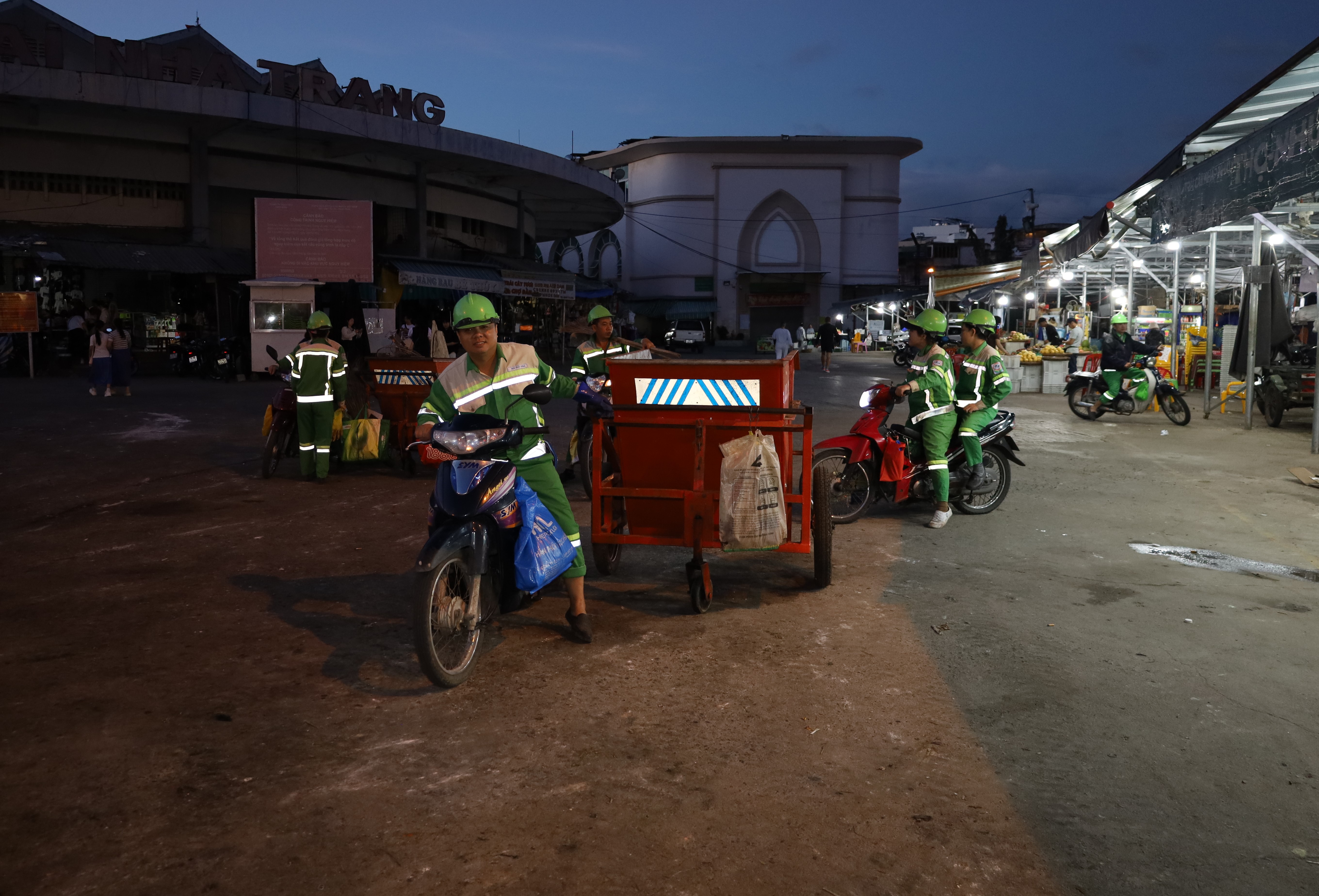 Các công nhân sẵn sàng làm nhiệm vụ tại khu vực chợ Đầm.