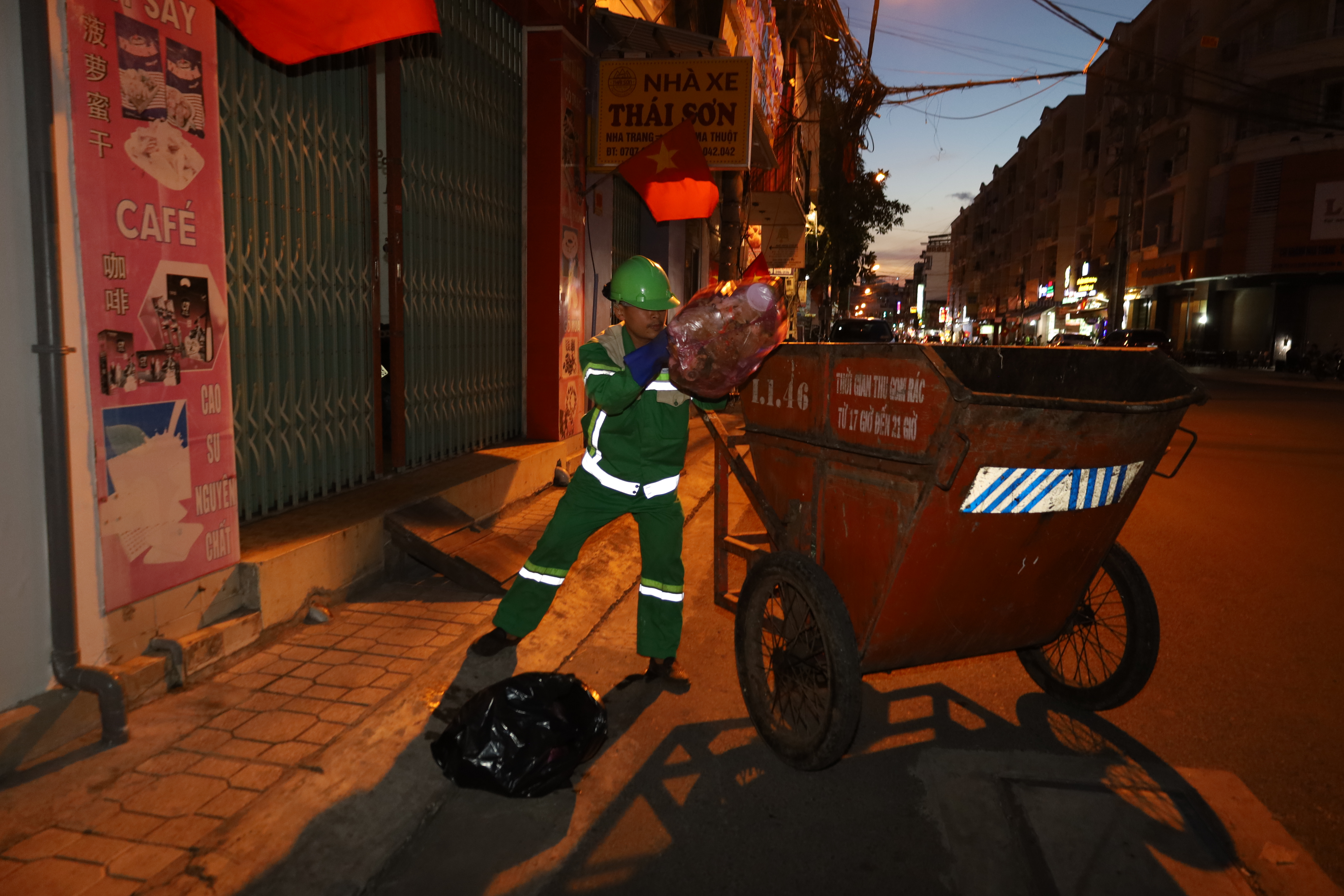 Công nhân thu gom rác trên đường Thống Nhất.