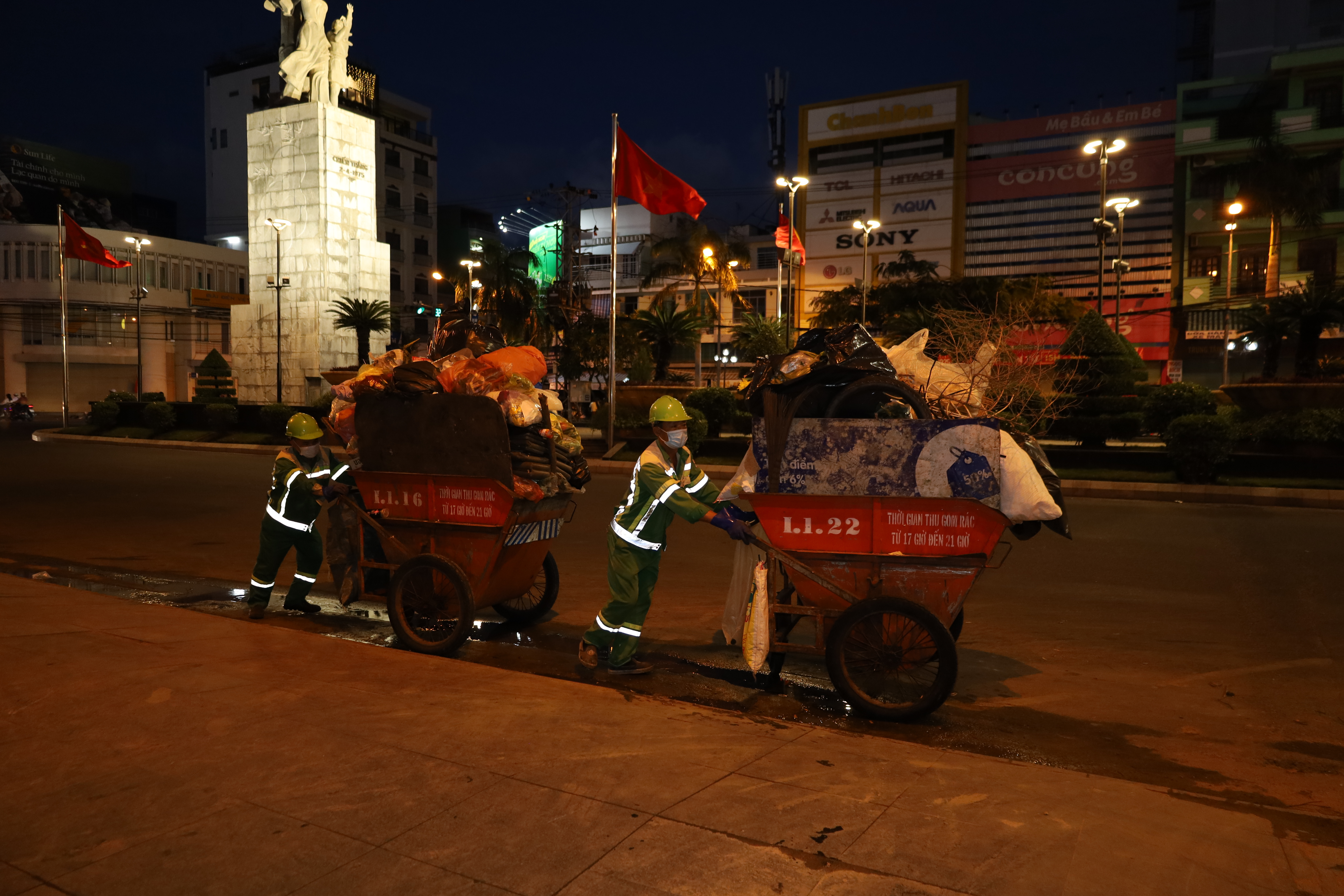 Công nhân thu gom rác trên đường Quang Trung.
