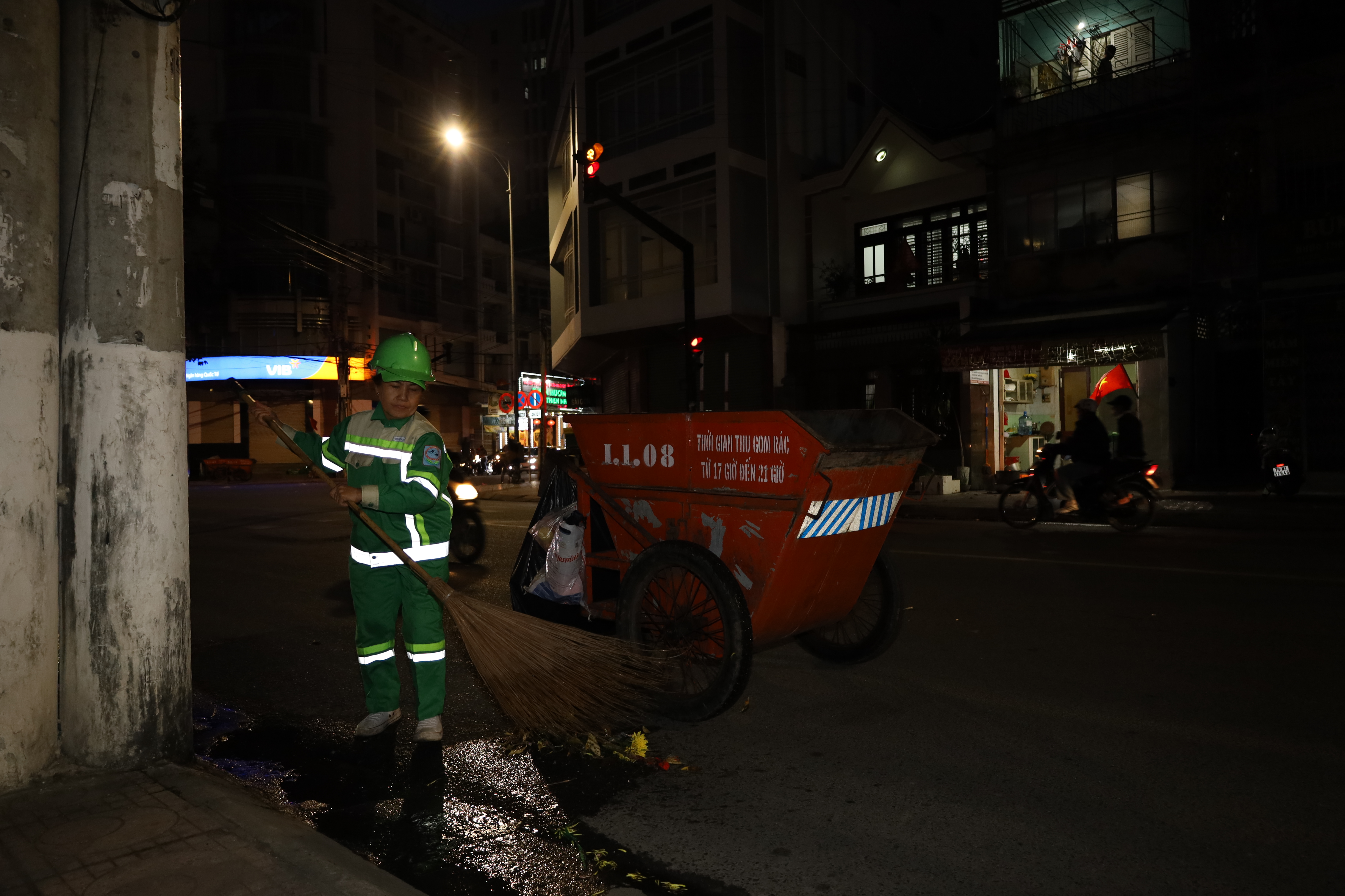 Công nhân thu gom rác trên đường Yersin.