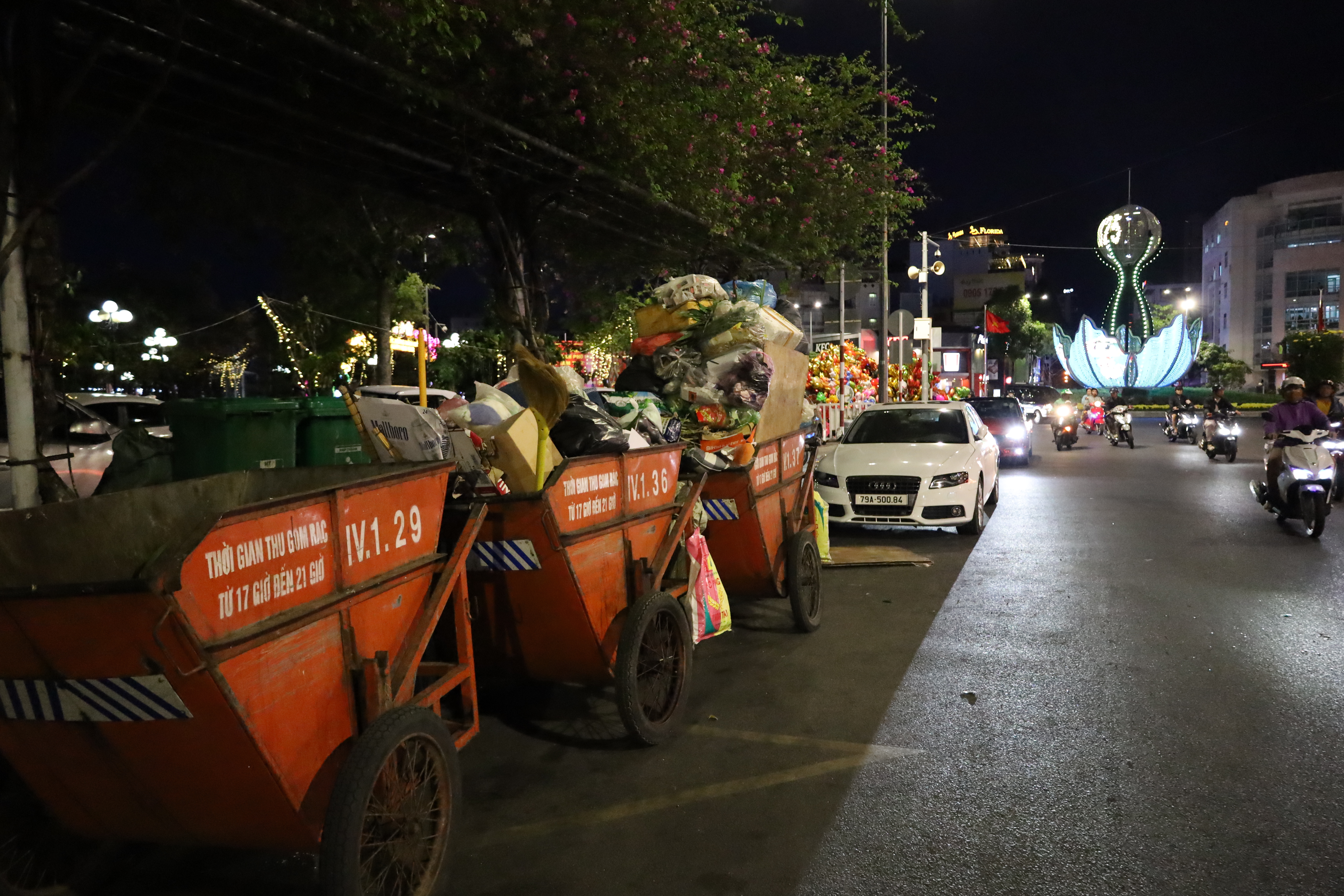 Những xe đẩy chất đầy rác trên đường Nguyễn Trãi.