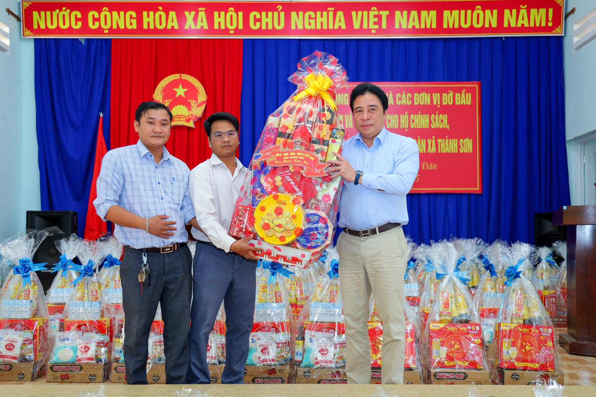 Đồng chí Nguyễn Khắc Toàn trao tặng lãnh đạo xã Thành Sơn quà của Tỉnh ủy, HĐND, UBND, UB MTTQ Việt Nam tỉnh.