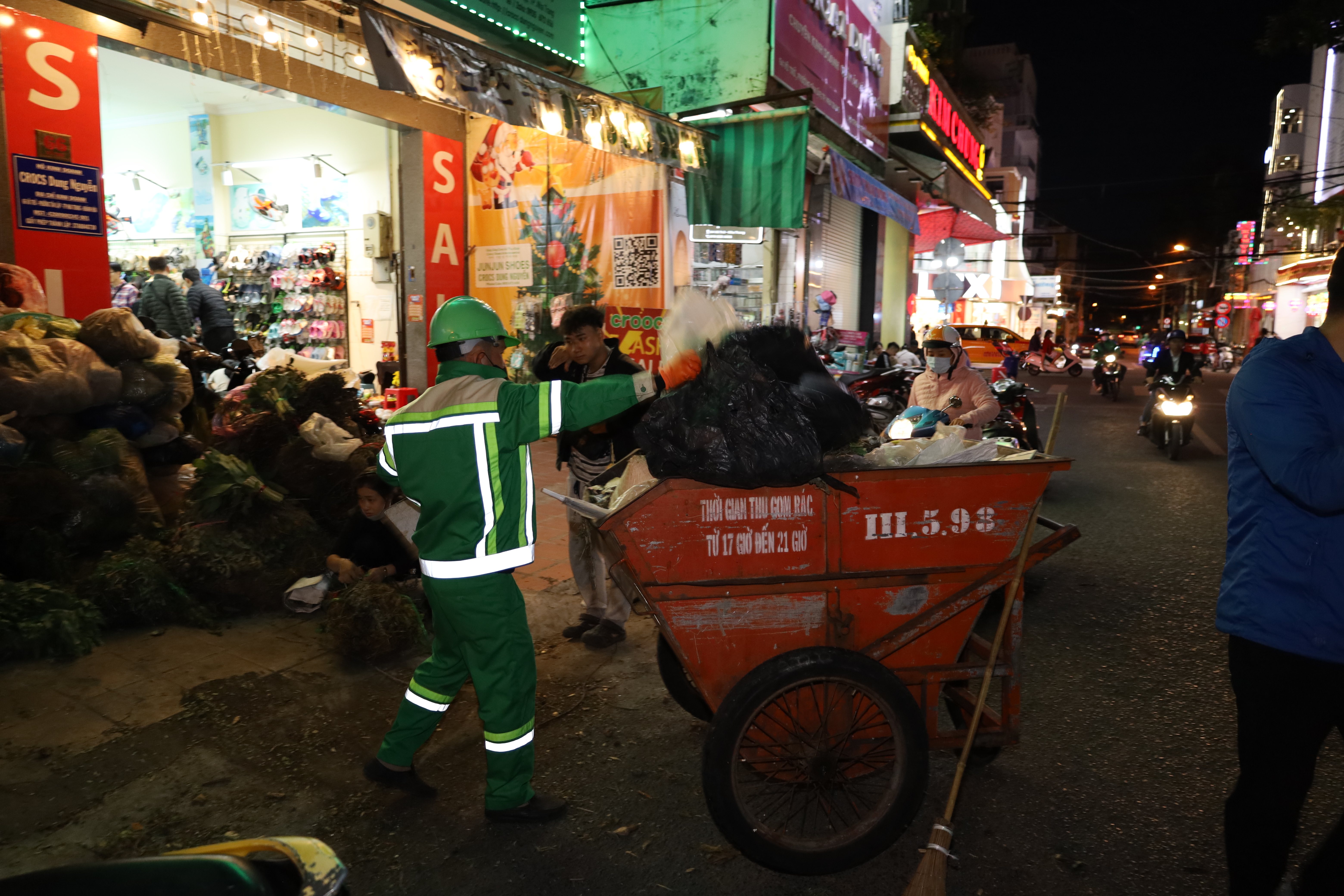 Công nhân thu gom rác khu vực chợ Xóm Mới.