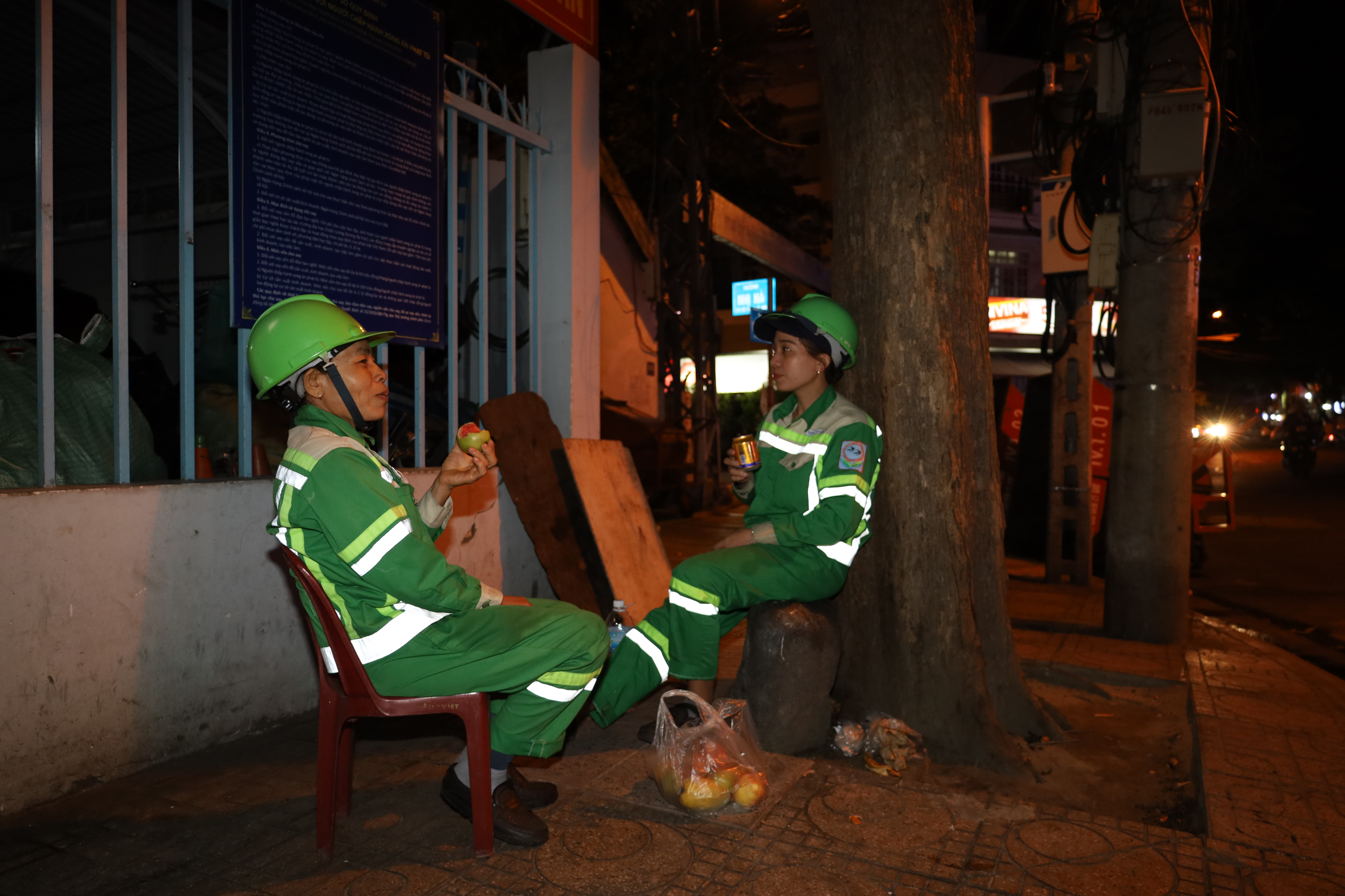 Phút giải lao, tranh thủ ăn tối của các công nhân. 